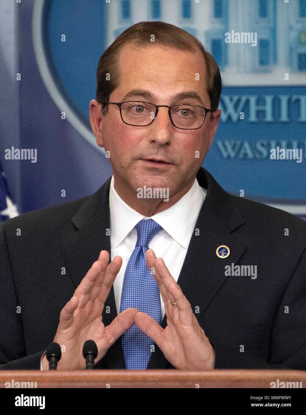 Stati Uniti segretario della Sanità e dei Servizi Umani Alex Azar mutandine reporters a noi Presidente Trump's blueprint per abbassare i prezzi dei farmaci in Brady PressBriefing stanza della Casa Bianca di Washington, DC il venerdì 11 maggio, 2018. Credito: Ron Sachs / CNP | Utilizzo di tutto il mondo Foto Stock