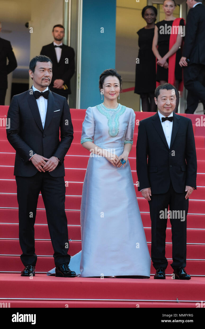 Cannes, Francia. 11 maggio 2018. Ventilatore Liao, Tao Zhao e Jia Zhangke sul " cenere è bianco purissimo' tappeto rosso venerdì 11 maggio 2018 come parte della settantunesima International Cannes Film Festival tenutosi presso il Palais des Festivals, Cannes. Nella foto: ventola Liao, Tao Zhao , Jia Zhangke. Foto di Julie Edwards. Credito: Julie Edwards/Alamy Live News Foto Stock