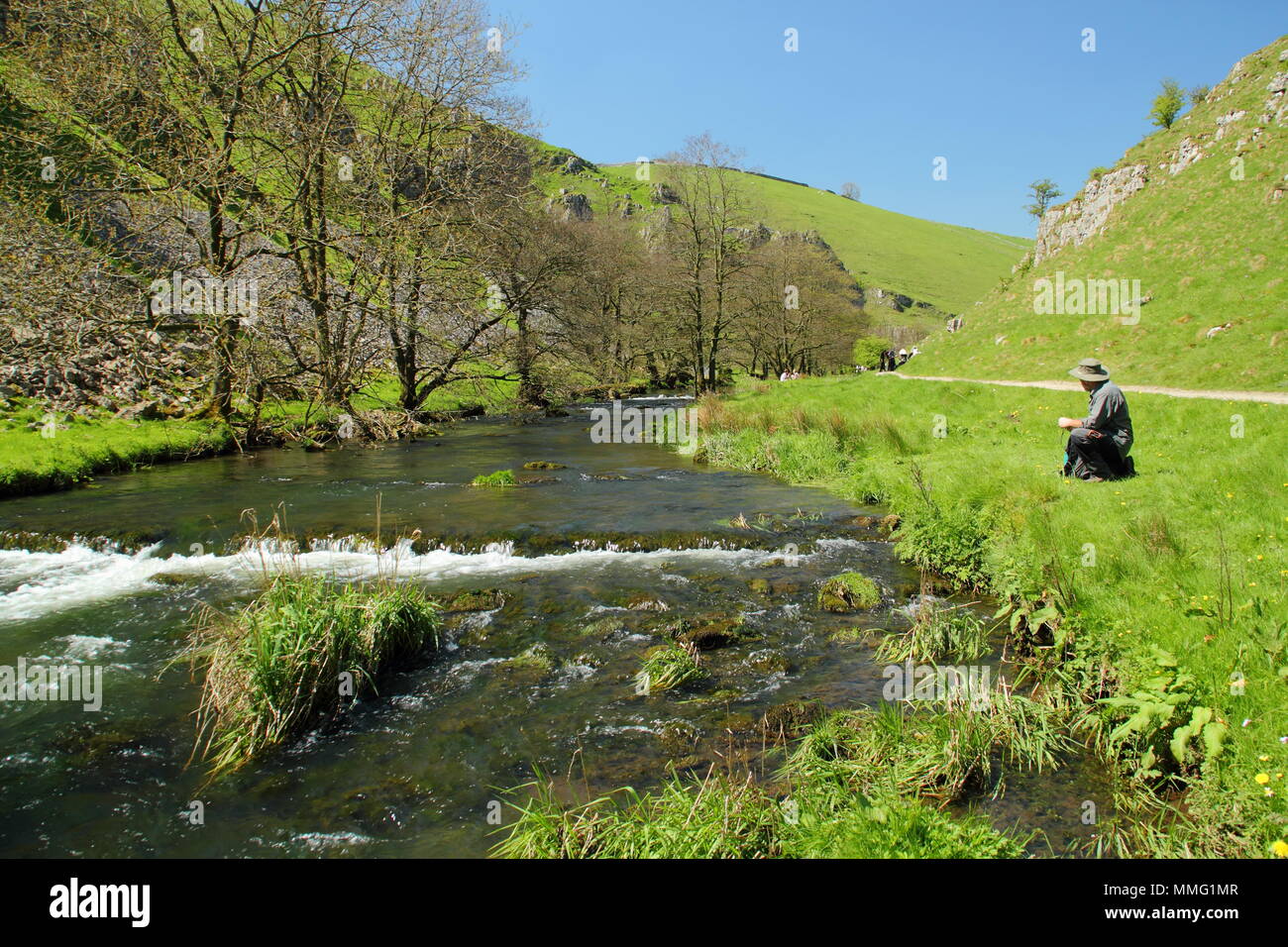 Walkers sul sentiero pubblico dal fiume colomba nella Wolfscote Dale, Peak District su una bella giornata di primavera (maggio), Derbyshire, England, Regno Unito Foto Stock
