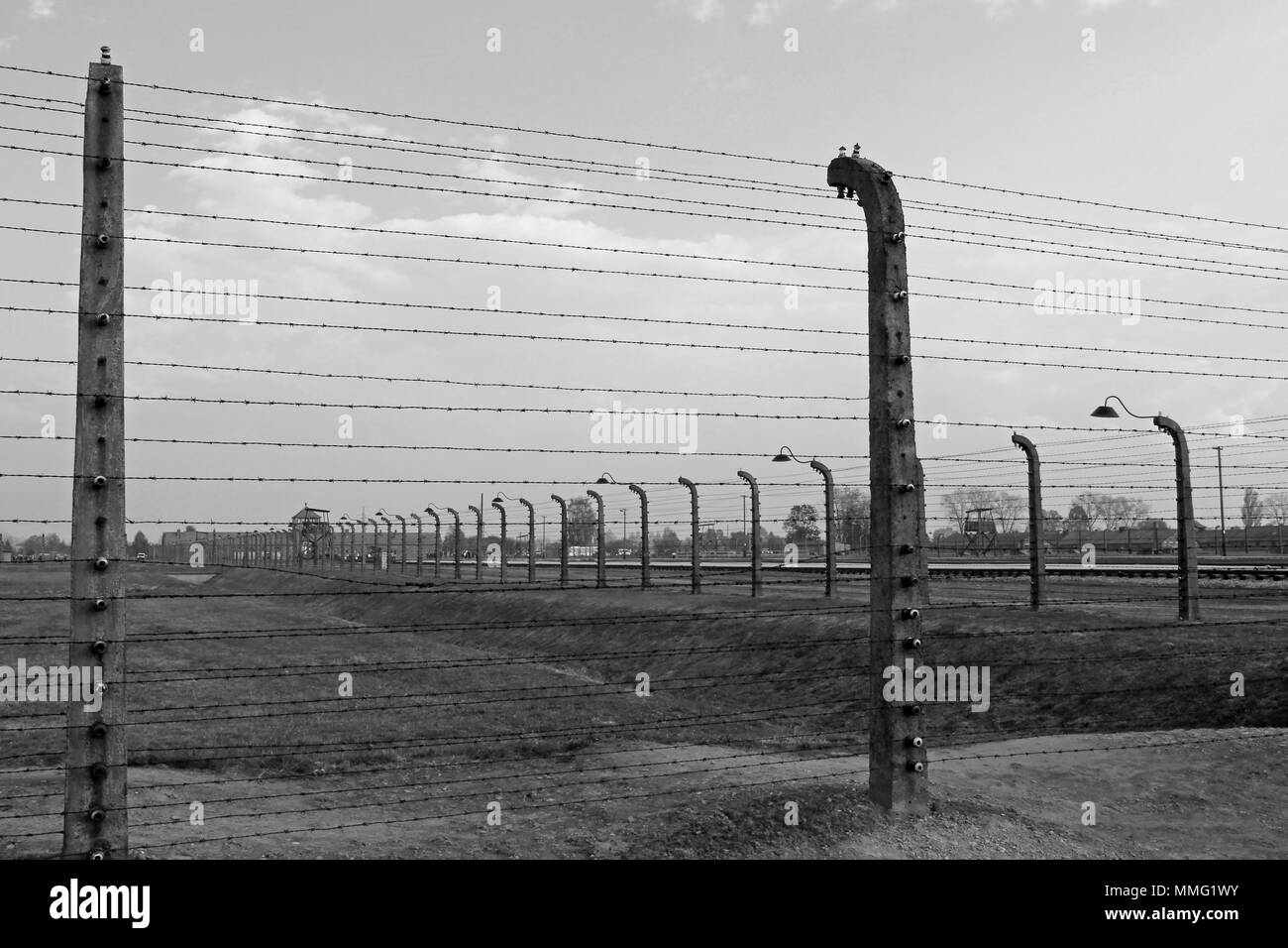 AUSCHWITZ, Ottobre 12, 2013: recinzione e torre di avvistamento al campo di concentramento di Auschwitz Birkenau KZ, la fotografia in bianco e nero, Polonia Foto Stock