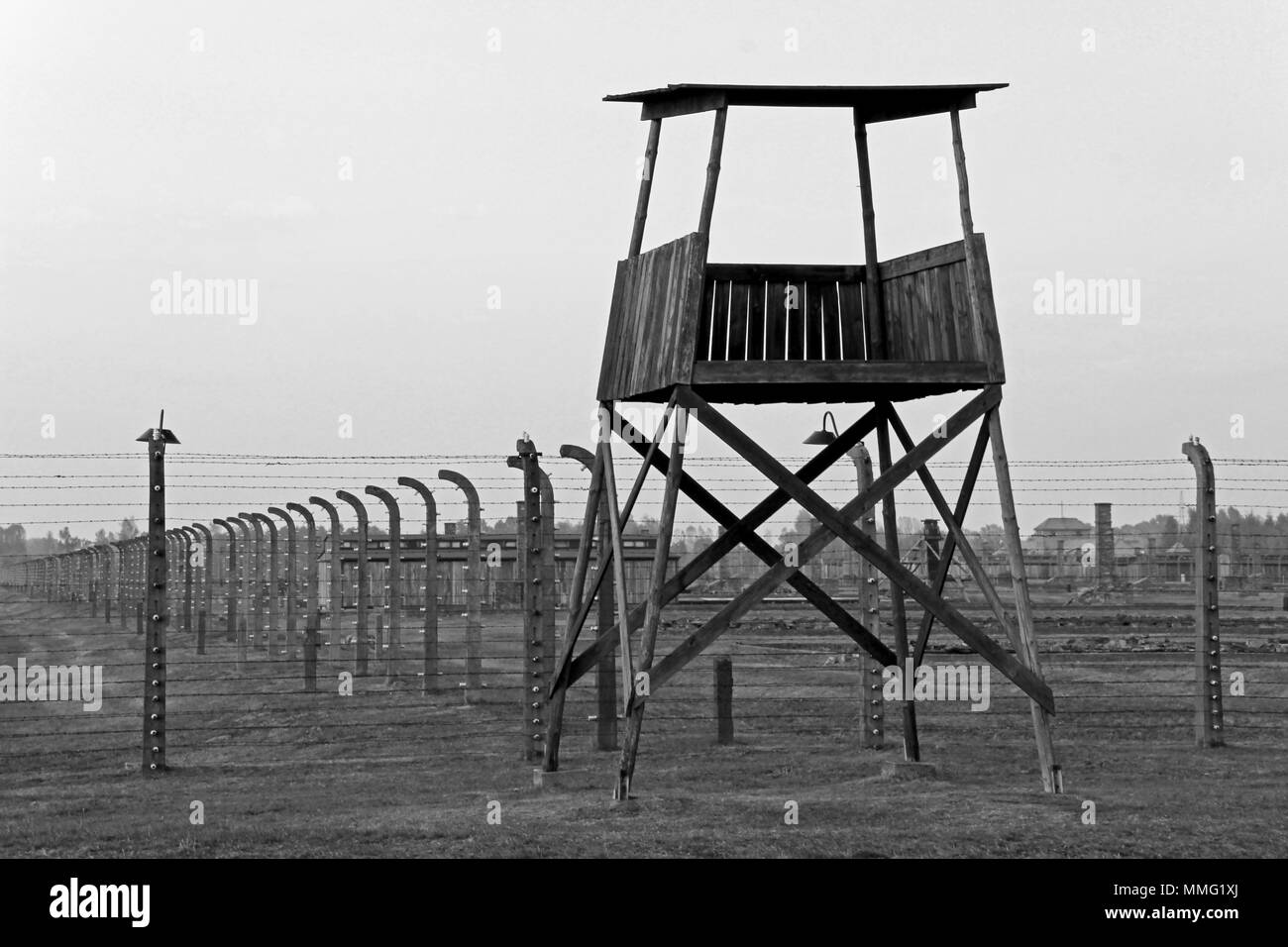 AUSCHWITZ, Ottobre 12, 2013: torre di avvistamento e recinzione al campo di concentramento di Auschwitz Birkenau KZ, la fotografia in bianco e nero, Polonia Foto Stock