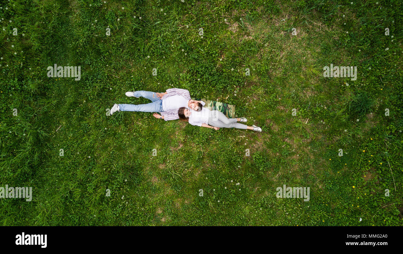 Close up ritratto di spensierata giovane giacente su erba insieme nell'amore Foto Stock