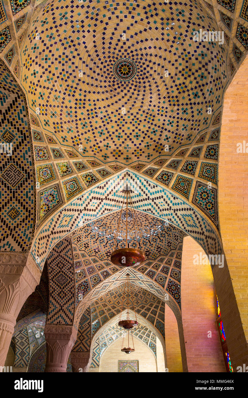 SHIRAZ, IRAN - 26 Aprile 2015: Nasir Al-Mulk moschea di Shiraz, Iran, denominata anche nella cultura popolare come la Moschea di rosa. Fu costruita nel 1888 Foto Stock