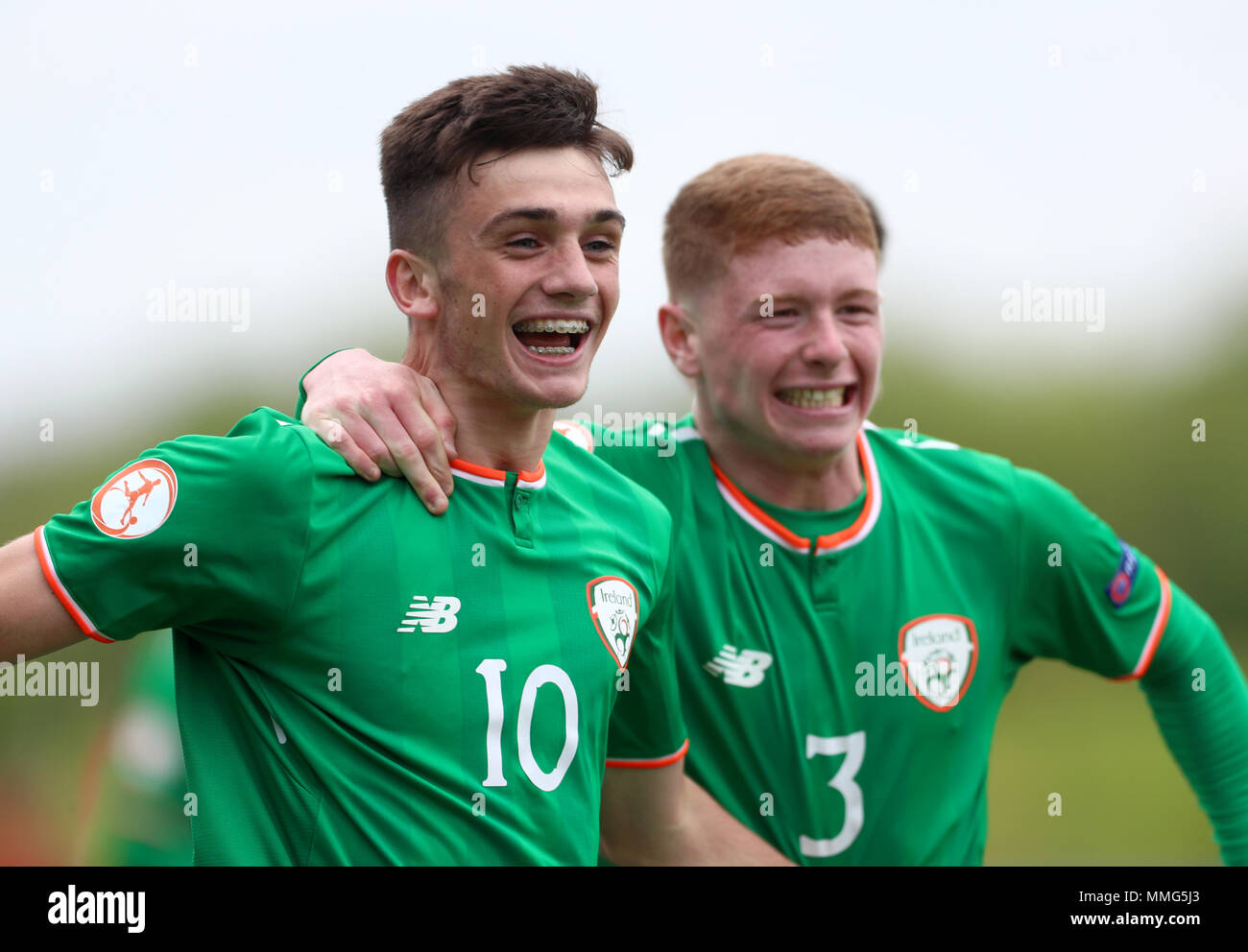 Repubblica di Irlanda il pappagallo Troy (sinistra) punteggio celebra il suo lato del primo obiettivo del gioco con il compagno di squadra Kameron Ledwidge durante UEFA europeo U17 campionato, gruppo C corrispondono a St George's Park, Burton. Foto Stock