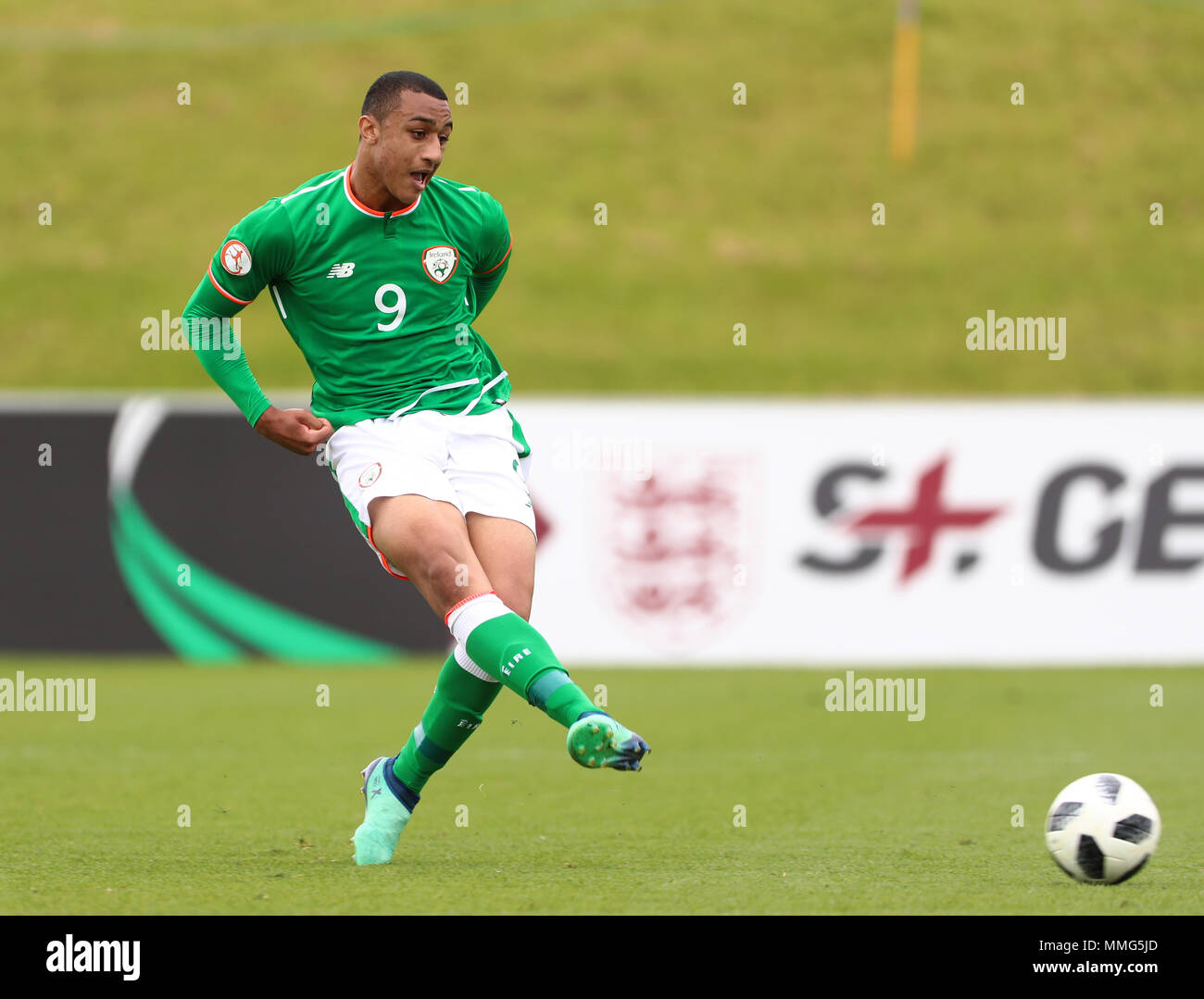 Repubblica di Irlanda è Adam Idah punteggi al suo fianco il secondo obiettivo del gioco durante la UEFA europeo U17 campionato, gruppo C corrispondono a St George's Park, Burton. Foto Stock