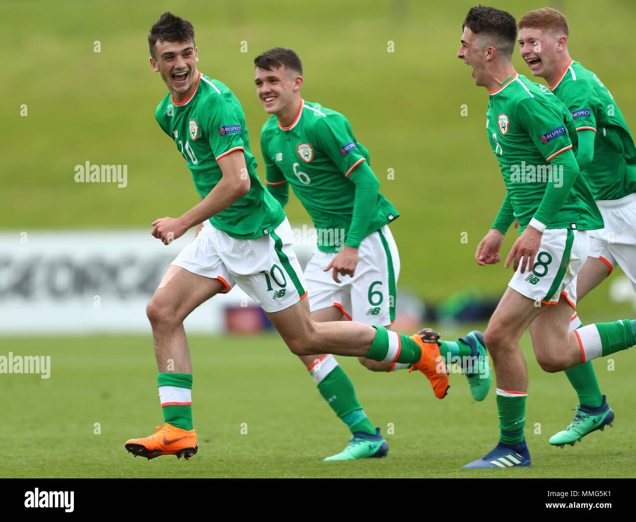 Repubblica di Irlanda il pappagallo Troy (sinistra) punteggio celebra il suo lato del primo obiettivo del gioco con i tuoi compagni di squadra durante la UEFA europeo U17 campionato, gruppo C corrispondono a St George's Park, Burton. Foto Stock