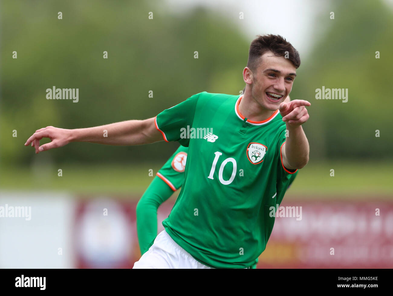 Repubblica di Irlanda il Troy Parrot punteggio celebra il suo lato del primo obiettivo del gioco durante la UEFA europeo U17 campionato, gruppo C corrispondono a St George's Park, Burton. Foto Stock