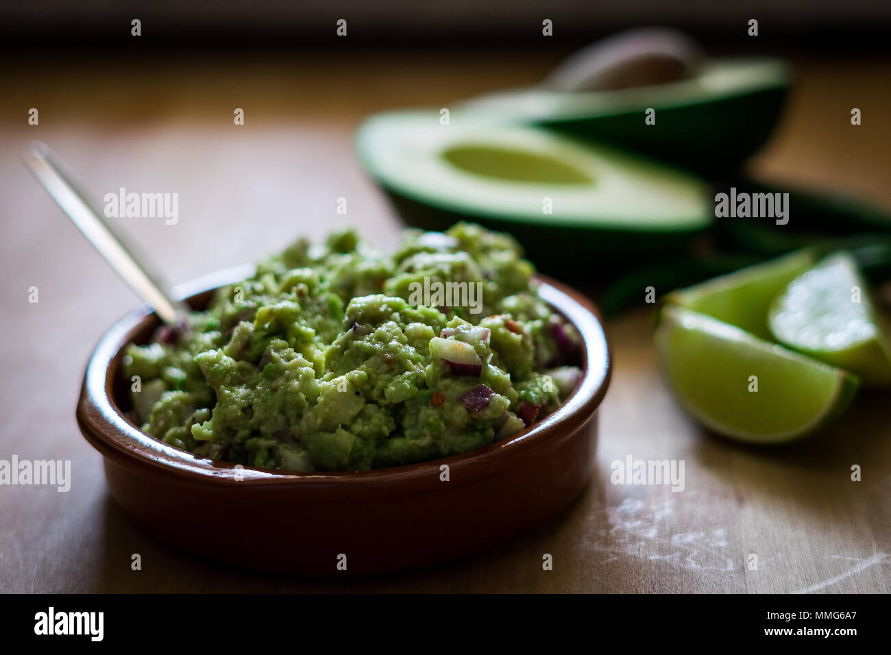In casa il guacamole fotografia scuro Foto Stock
