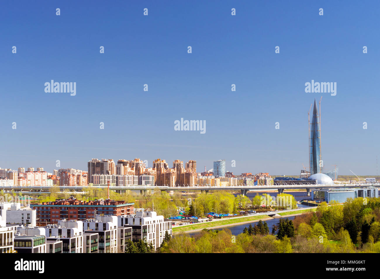 Vista dall'altezza della ruota panoramica Ferris al vetro 462-metro grattacielo Lakhta Center. Mare il parco della vittoria sul isola Krestovsky, San Pietroburgo, Russia Foto Stock