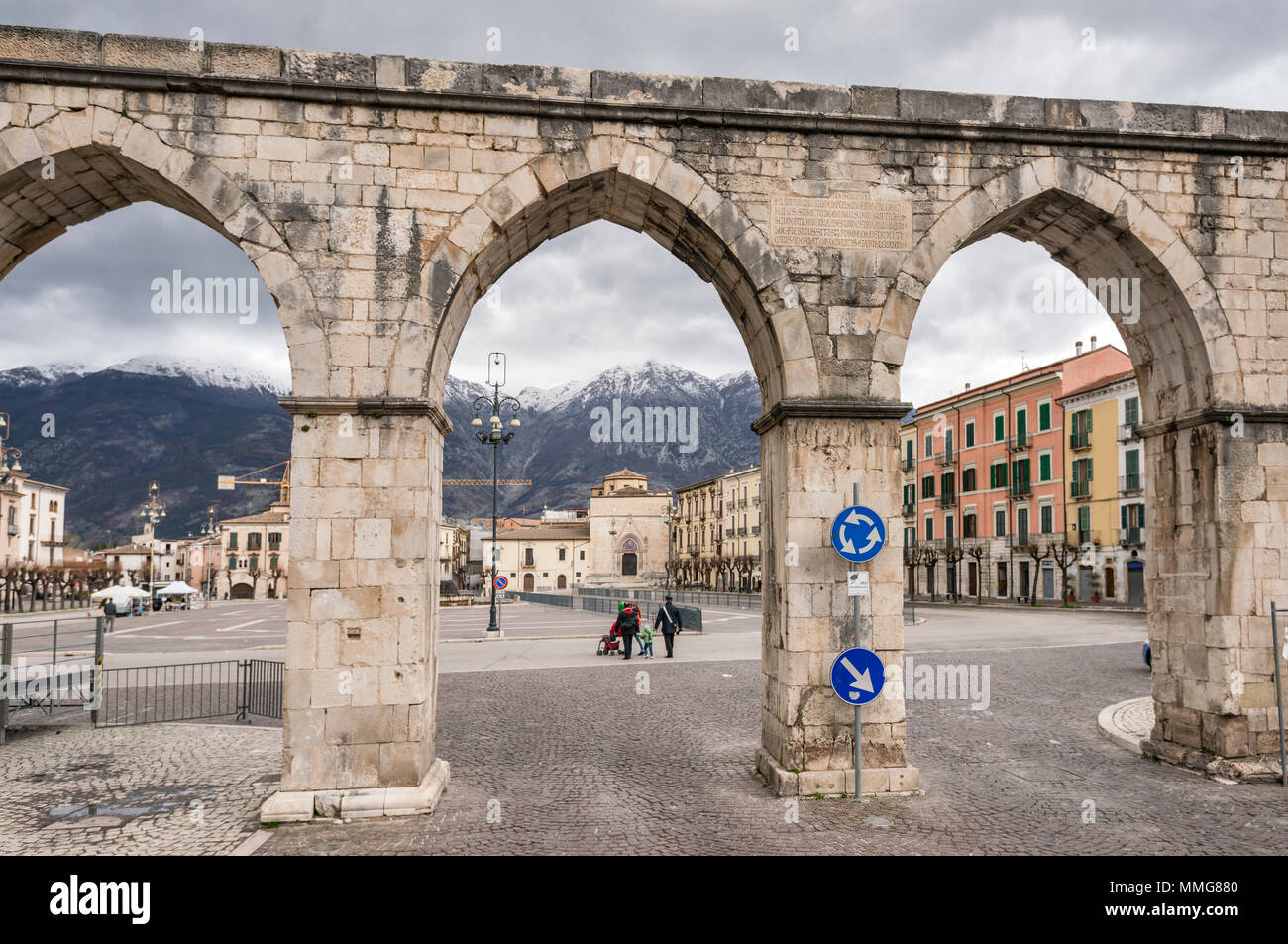 Acquedotto medievale, Maiella massiccio in Appennino Centrale in distanza,  Piazza Garibaldi a Sulmona, Abruzzo, Italia Foto stock - Alamy