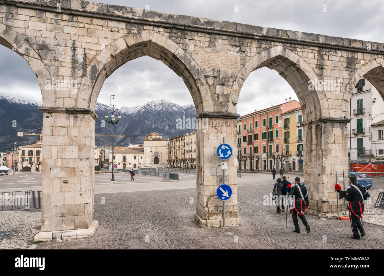 Acquedotto medievale, Maiella massiccio in Appennino Centrale in distanza, Piazza Garibaldi a Sulmona, Abruzzo, Italia Foto Stock