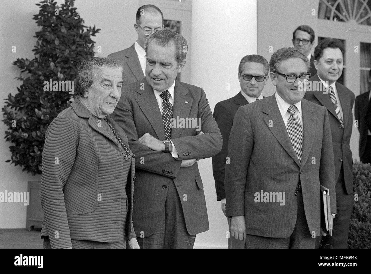 Il Primo Ministro israeliano Golda Meir in piedi con il presidente Richard Nixon e Henry Kissinger, al di fuori della Casa Bianca in 1973 Foto Stock