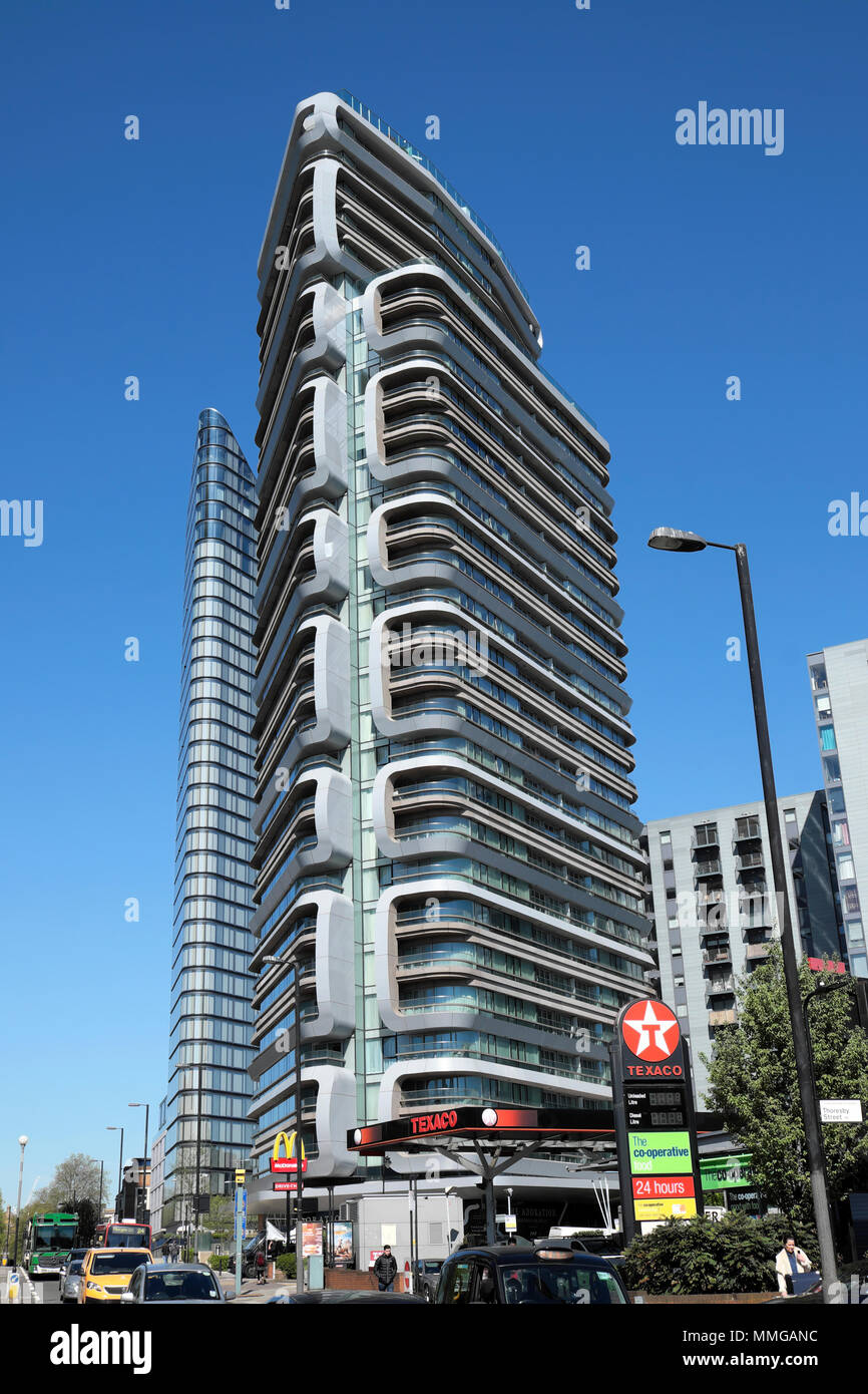 Vista verticale nuovo grattacielo il Canaletto edificio sulla strada della città un elevato aumento di proprietà residenziali in sviluppo Islington Londra UK KATHY DEWITT Foto Stock