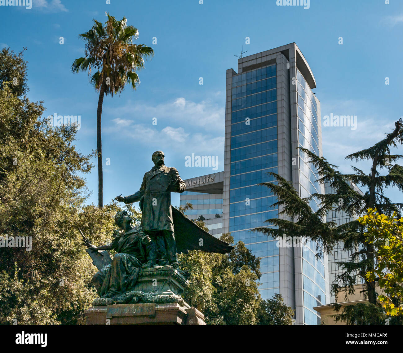 Statua di bronzo di Benjamín Vicuña Mackenna ha, cileno scrittore, giornalista, storico e politico, Mackenna ha Plaza, Santiago del Cile con MetLife building Foto Stock
