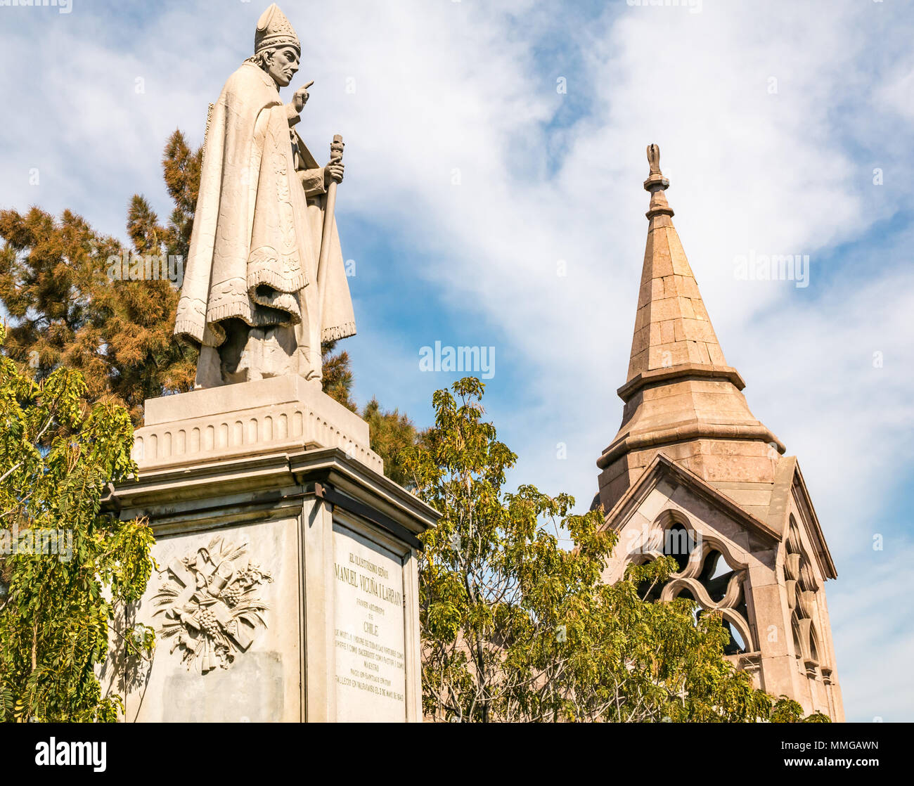 Statua di Pietra della Srchbishop di Santiago, Manuel Vicuna Larrain e guglie, Santa Lucia giardini, Santiago del Cile, Sud America Foto Stock