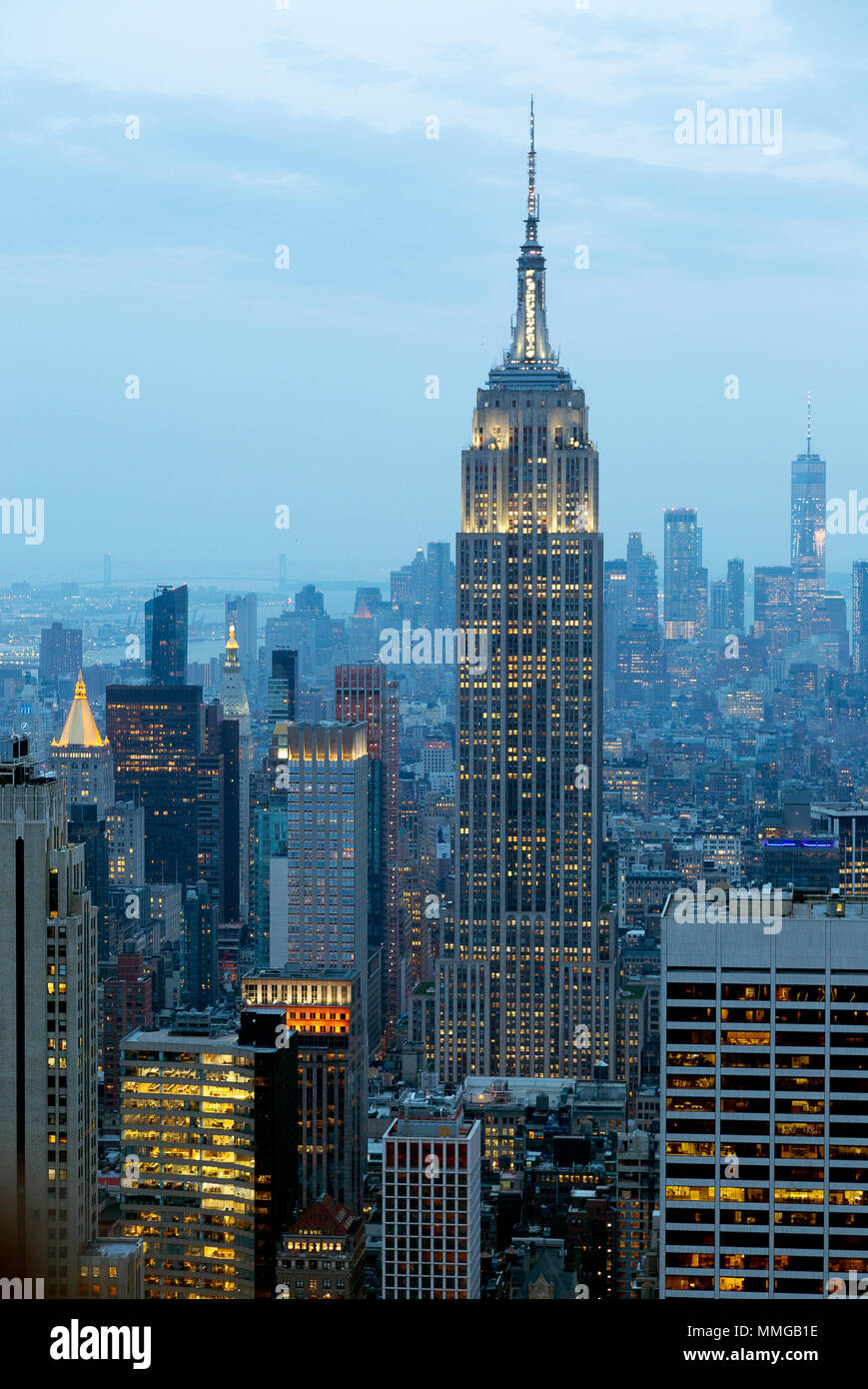 L'Empire State Building e la skyline di New York la sera visto dalla parte superiore della roccia, New York City Stati Uniti d'America Foto Stock