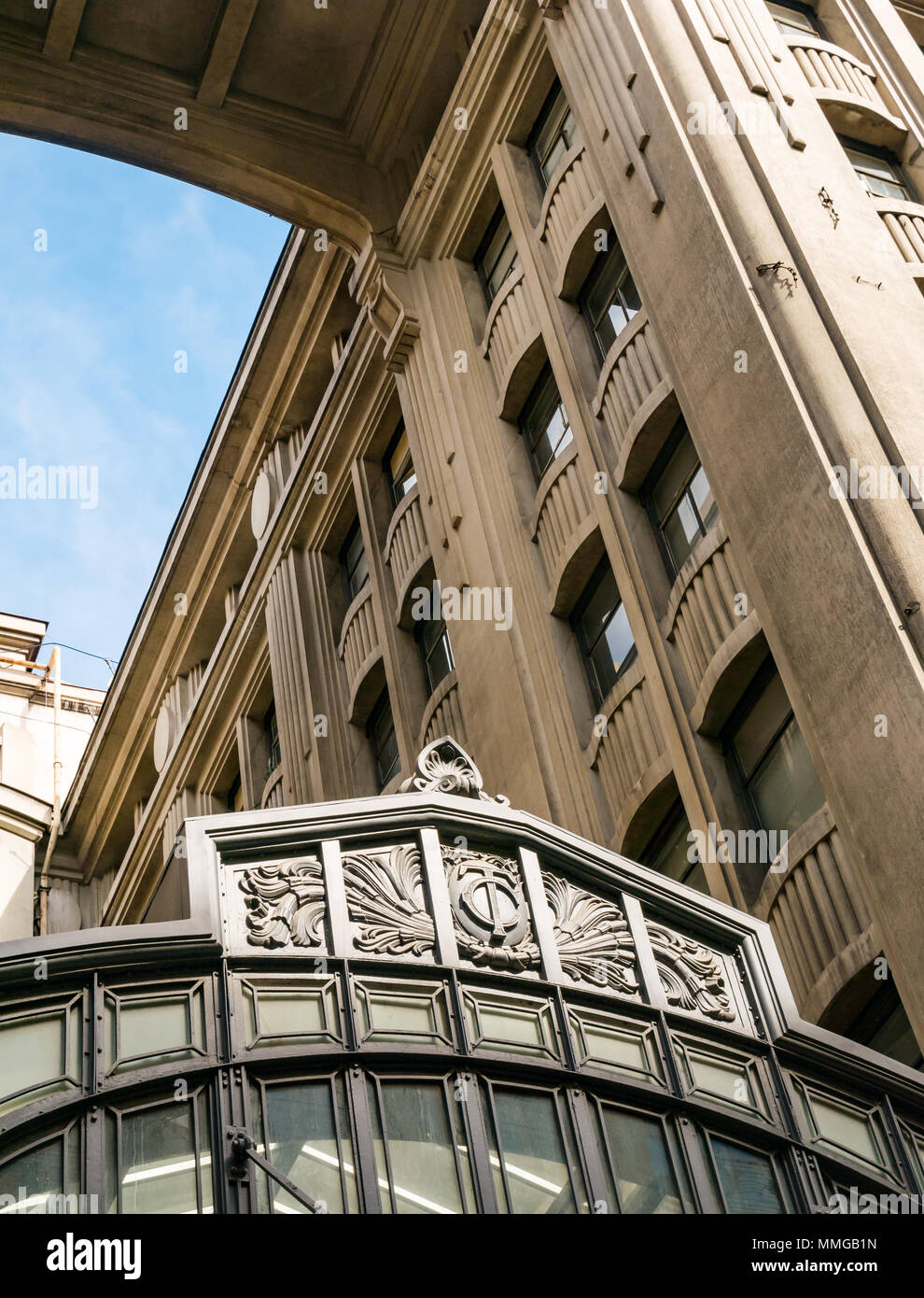 Guardando verso l'alto alto edificio Art Deco, Santiago del Cile, Sud America Foto Stock