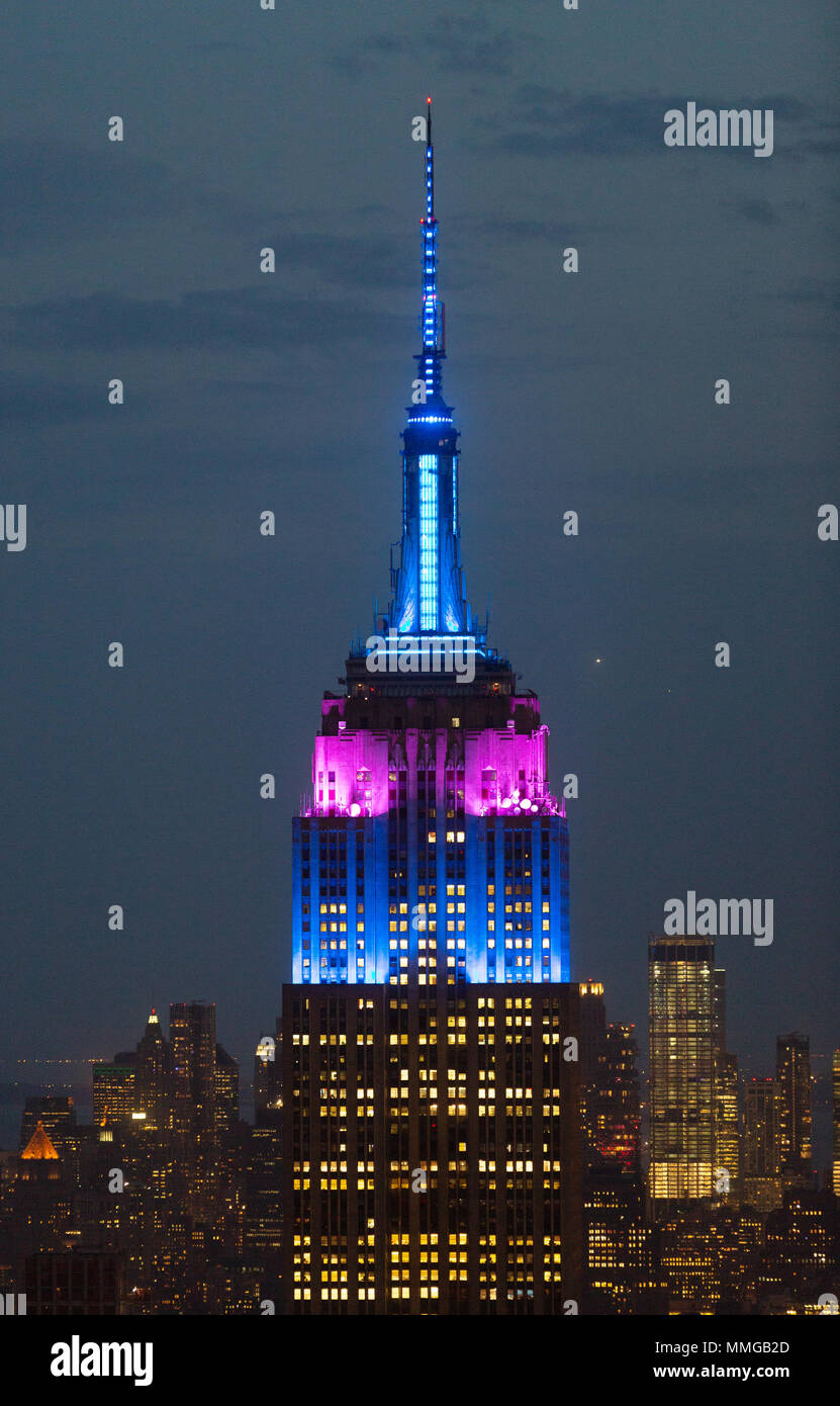 Empire State Building e la skyline di New York al tramonto, visto dalla parte superiore della roccia piattaforma di osservazione, Manhattan, New York City, Stati Uniti d'America Foto Stock