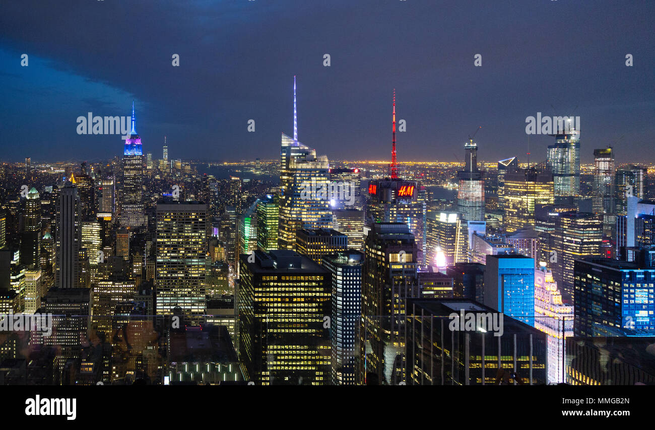 Lo skyline di New York di notte come visto dalla parte superiore della roccia, New York City, Stati Uniti d'America Foto Stock