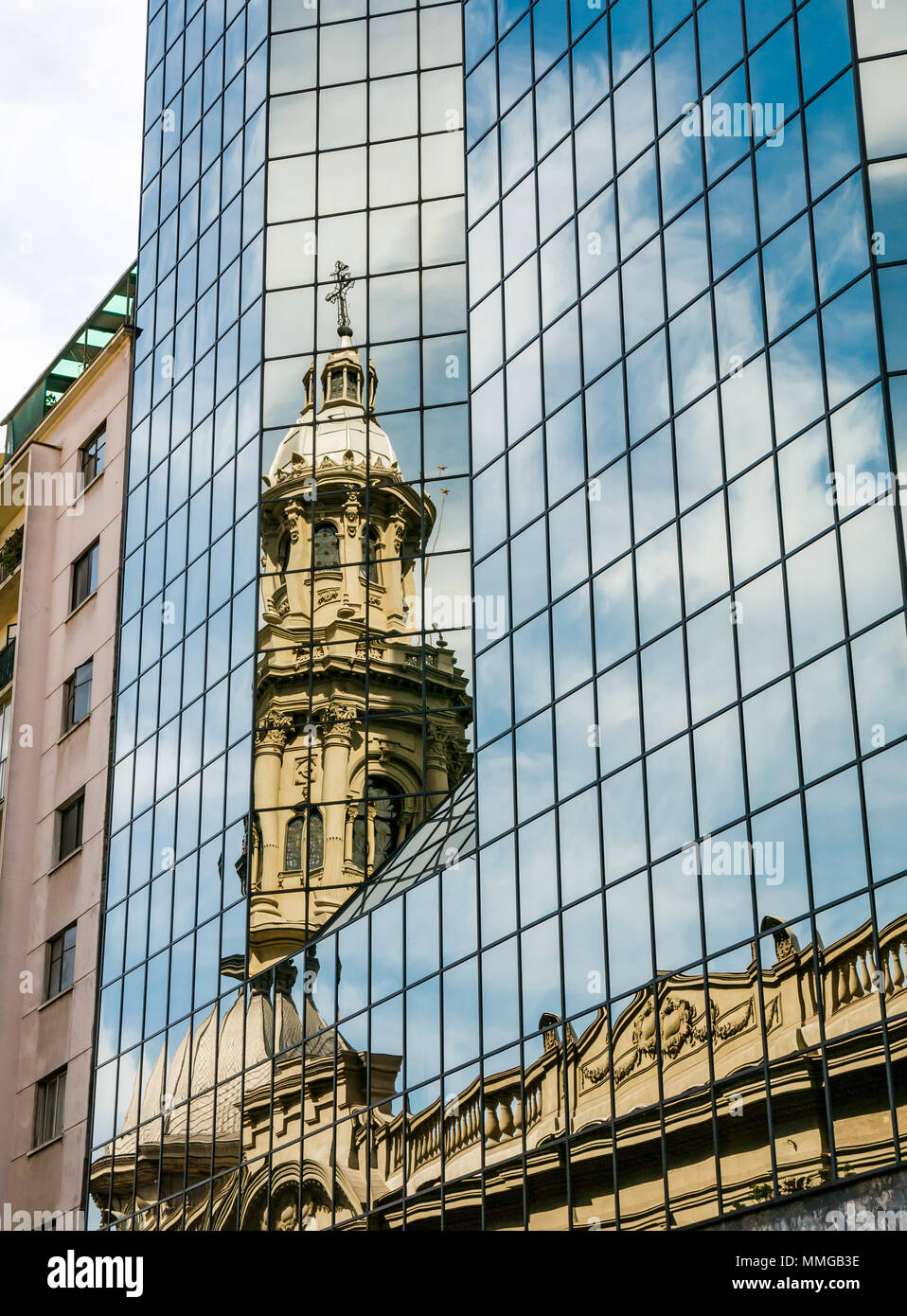 La riflessione della Cattedrale Metropolitana in un moderno grattacielo di vetro, Plaza de Armas, Santiago del Cile, Sud America Foto Stock