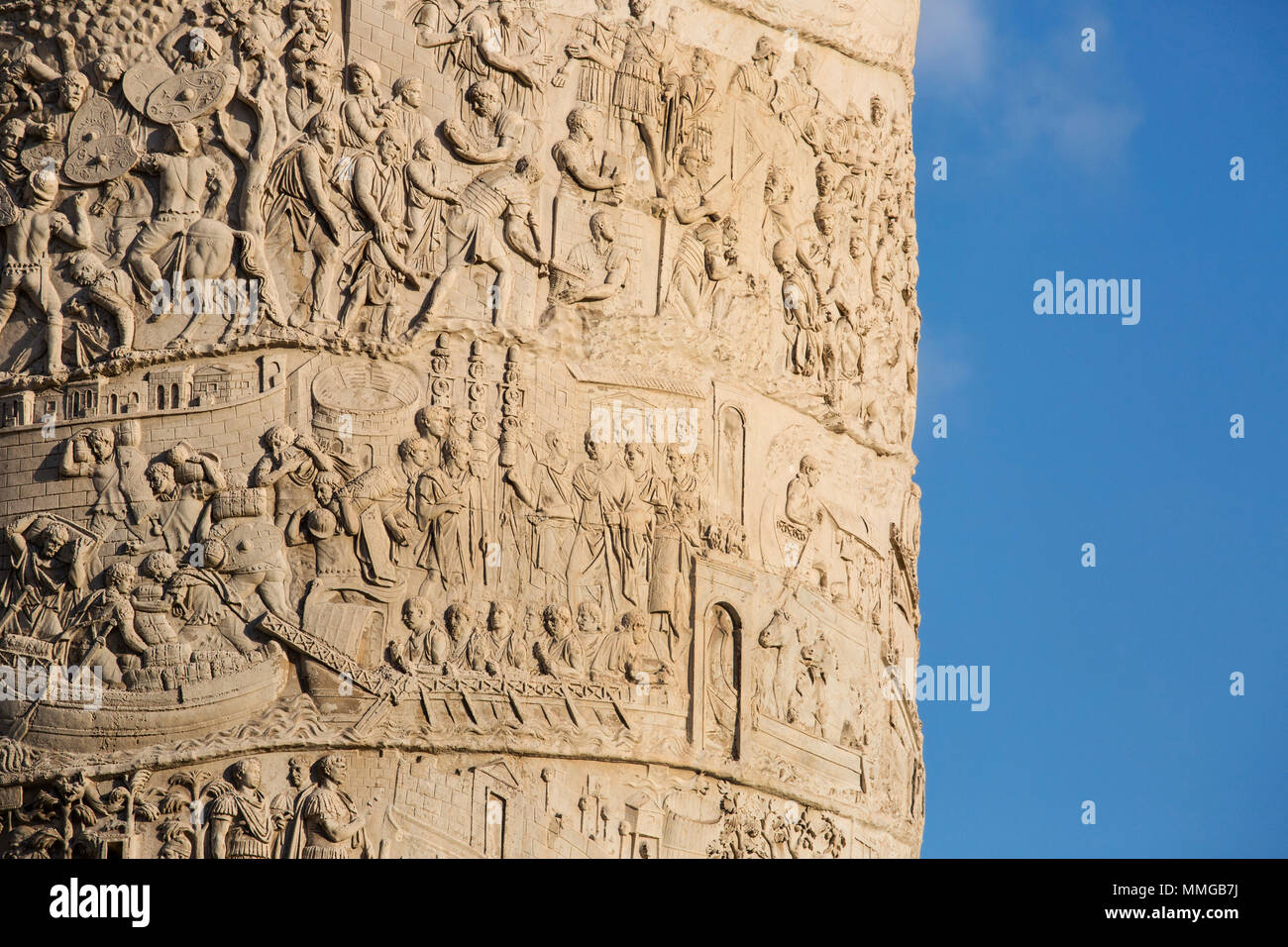 Un particolare del fregio elicoidale raffigurante l'imperatore Traiano la vittoria nella Daci guerre sulla Colonna di Traiano. Roma , Italia, Europa Foto Stock