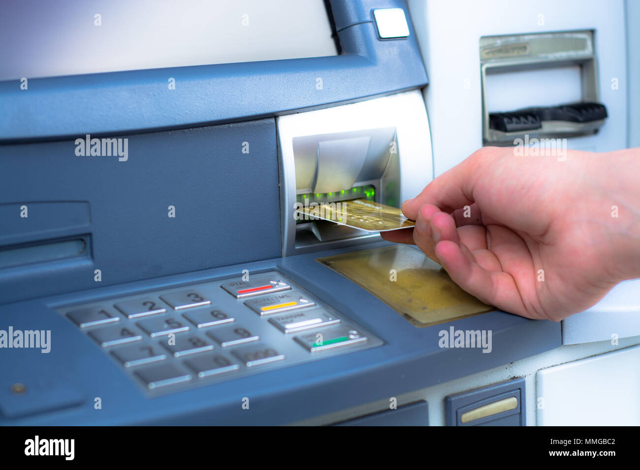 Mano inserire ATM carta di credito Foto Stock