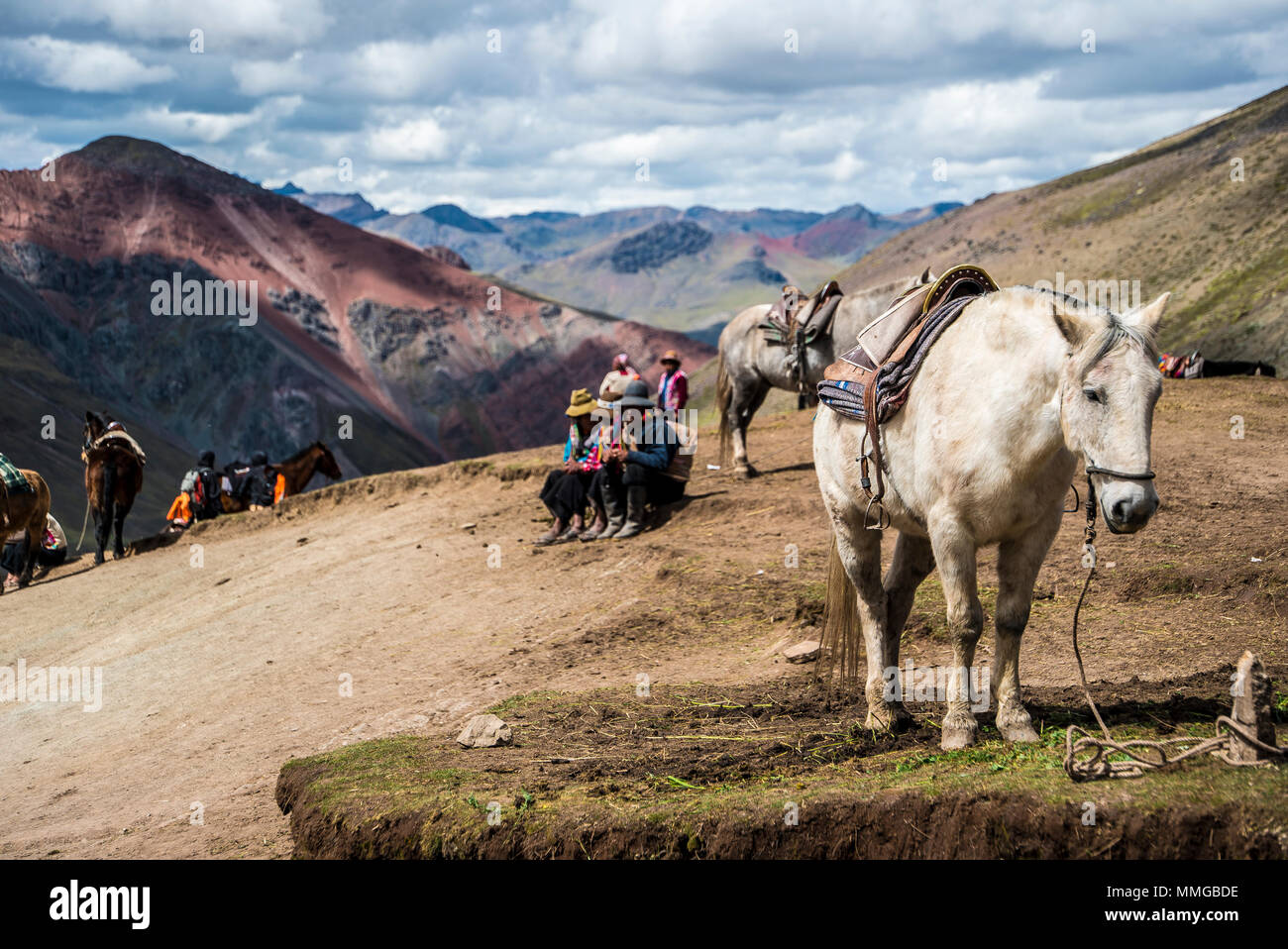 Equitazione a Rainbow Mountain Perù e retro Foto Stock