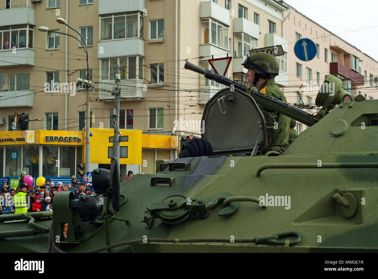 Perm, Russia - 09 Maggio 2018: BTR-82 corazzato trasporto di personale con un equipaggio su una strada di città dopo la vittoria parata del giorno Foto Stock