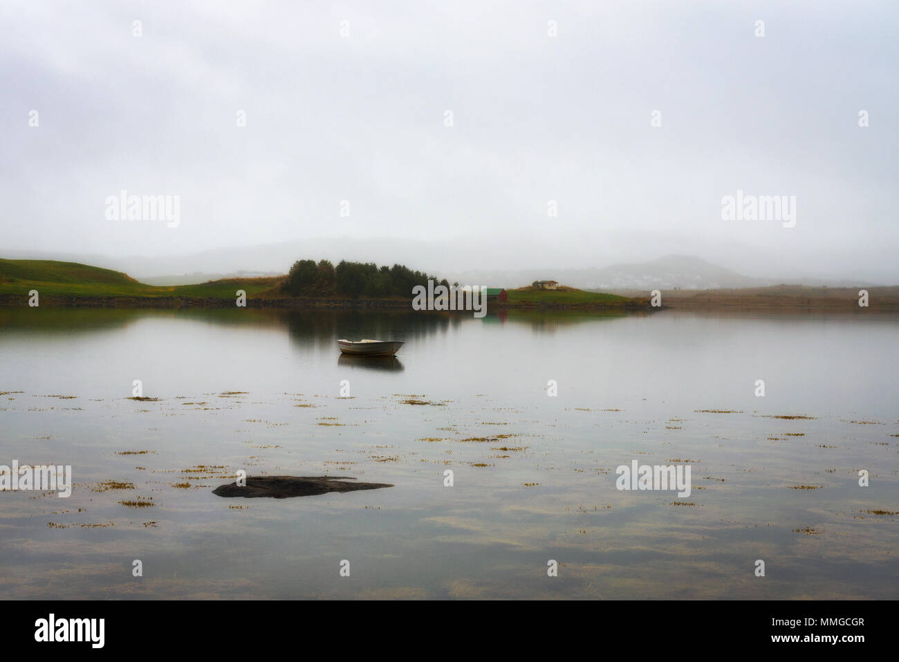 Barca vuota galleggiante su un lago Foto Stock