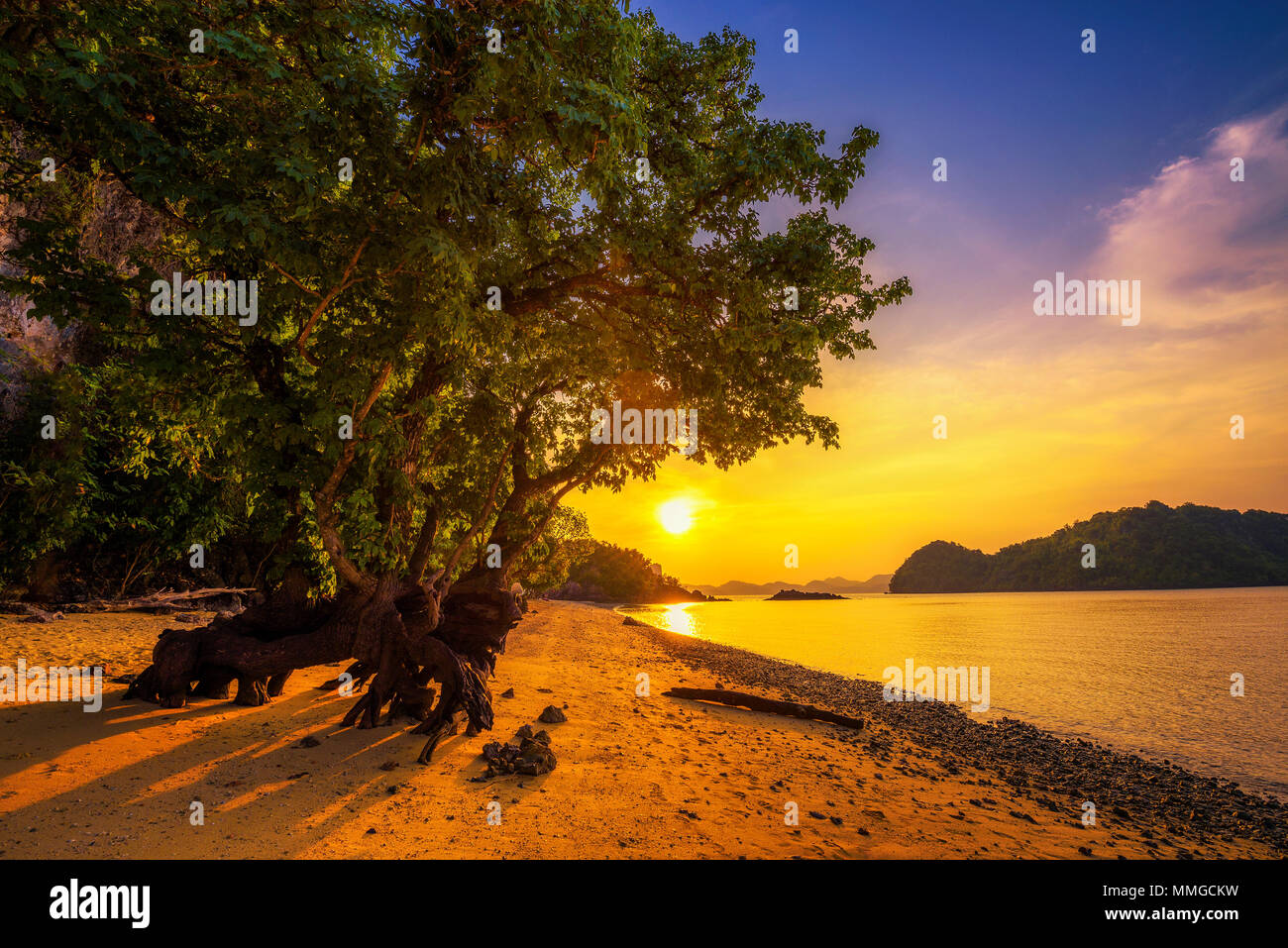 Tramonto sulla spiaggia di Ko Hong Island nella provincia di Krabi, Thailandia Foto Stock