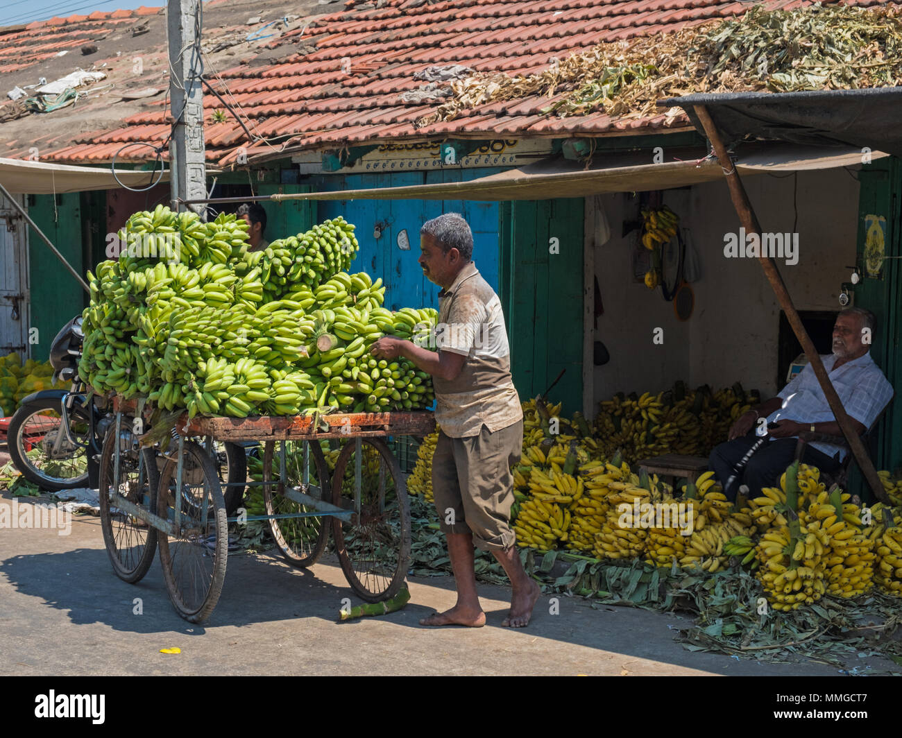 Mysuru, India - 3 Marzo 2018: Commercianti nella sezione del mercato Devarala in cui diverse varietà di banane e le banane da cuocere vengono venduti Foto Stock