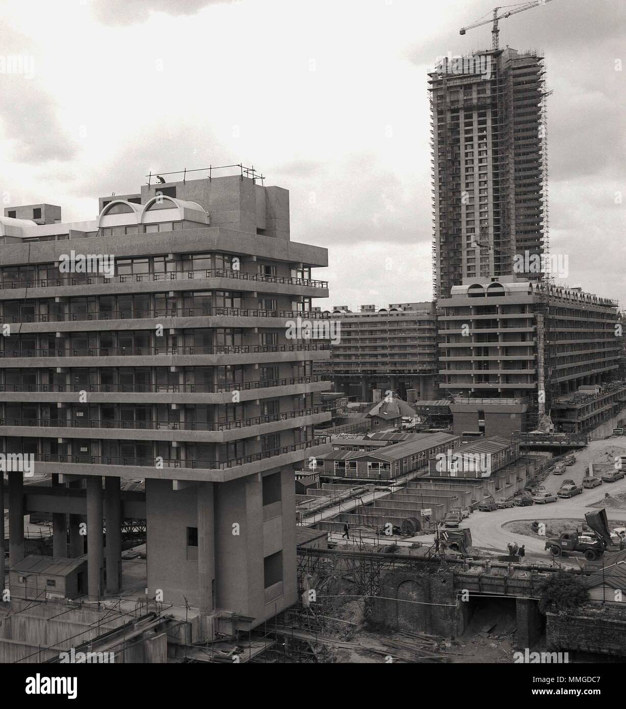 Anni sessanta, immagine mostra la costruzione del gigante Barbican Complesso nella città di Londra, una massa di calcestruzzo che ha visto migliaia di appartamenti, due scuole ed un centro di arti costruito su una posizione che è stata a WW2 sito bomba. Si tratta di uno stile architettonico è 'Brutalist'! Foto Stock