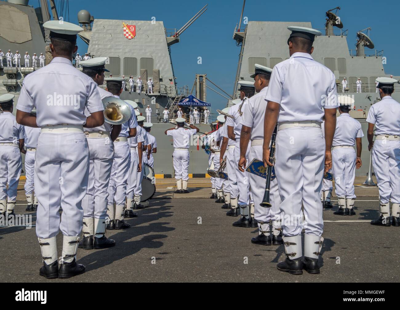 La USS Pinckney (DDG-91) è un cacciatorpediniere missilistico guidato classe Arleigh Burke della Marina degli Stati Uniti. Un’immagine d’archivio registra una banda della marina dello Sri Lanka che si esibisce sul molo durante l’arrivo della nave a Colombo per una visita portuale programmata con un gruppo di attacco dei vettori schierati. Foto Stock