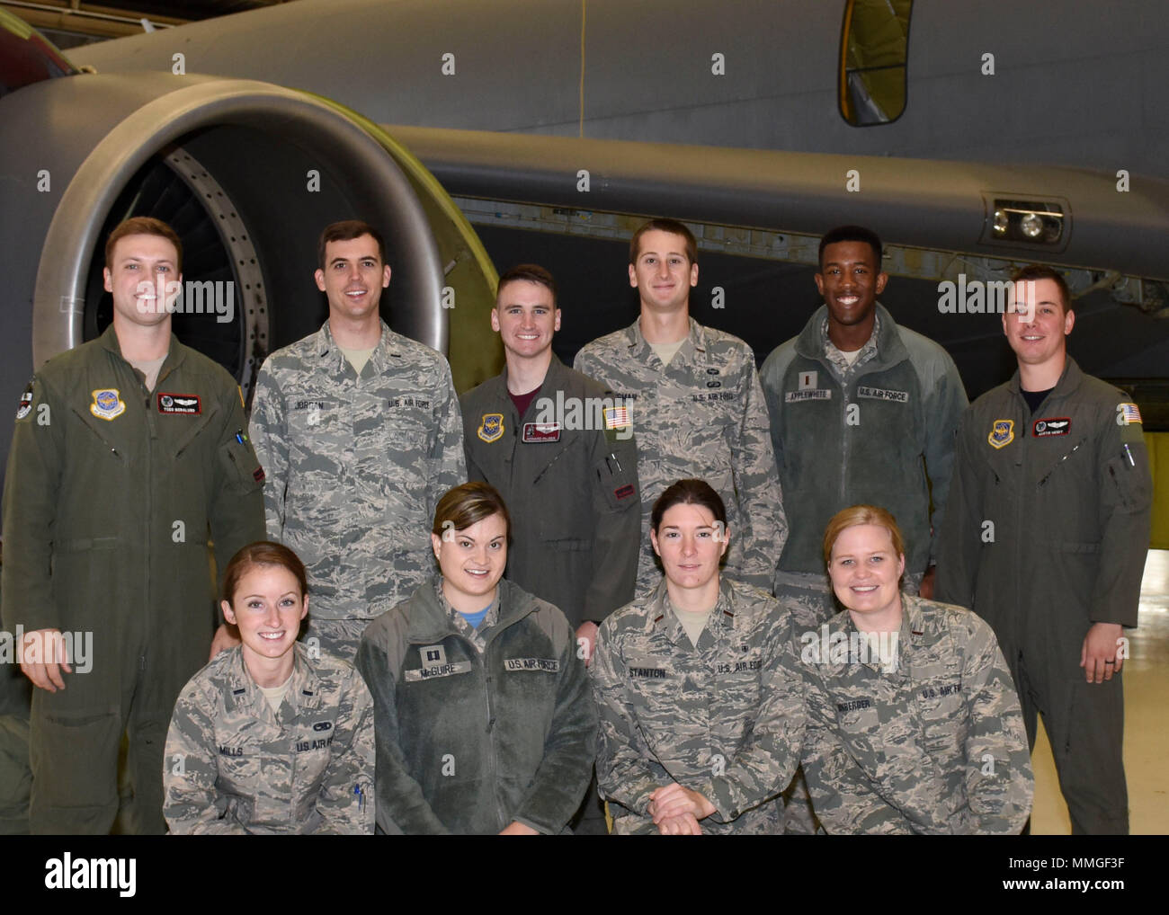 Un gruppo di società di ufficiali di grado posano per una foto durante una missione breve di orientamento di una KC-135 Stratotanker a Fairchild Air Force Base di Washington, 6 ottobre 2017. La folla è un corso di una settimana, soggiorno-at-home, dazio provvisorio tour tenutosi su base trimestrale che contiene una miriade di opportunità per CGOs ovunque sulla base di imparare lo spettro completo di Fairchild la missione. (U.S. Air Force foto di Airman 1. Classe Jesenia Landaverde) Foto Stock