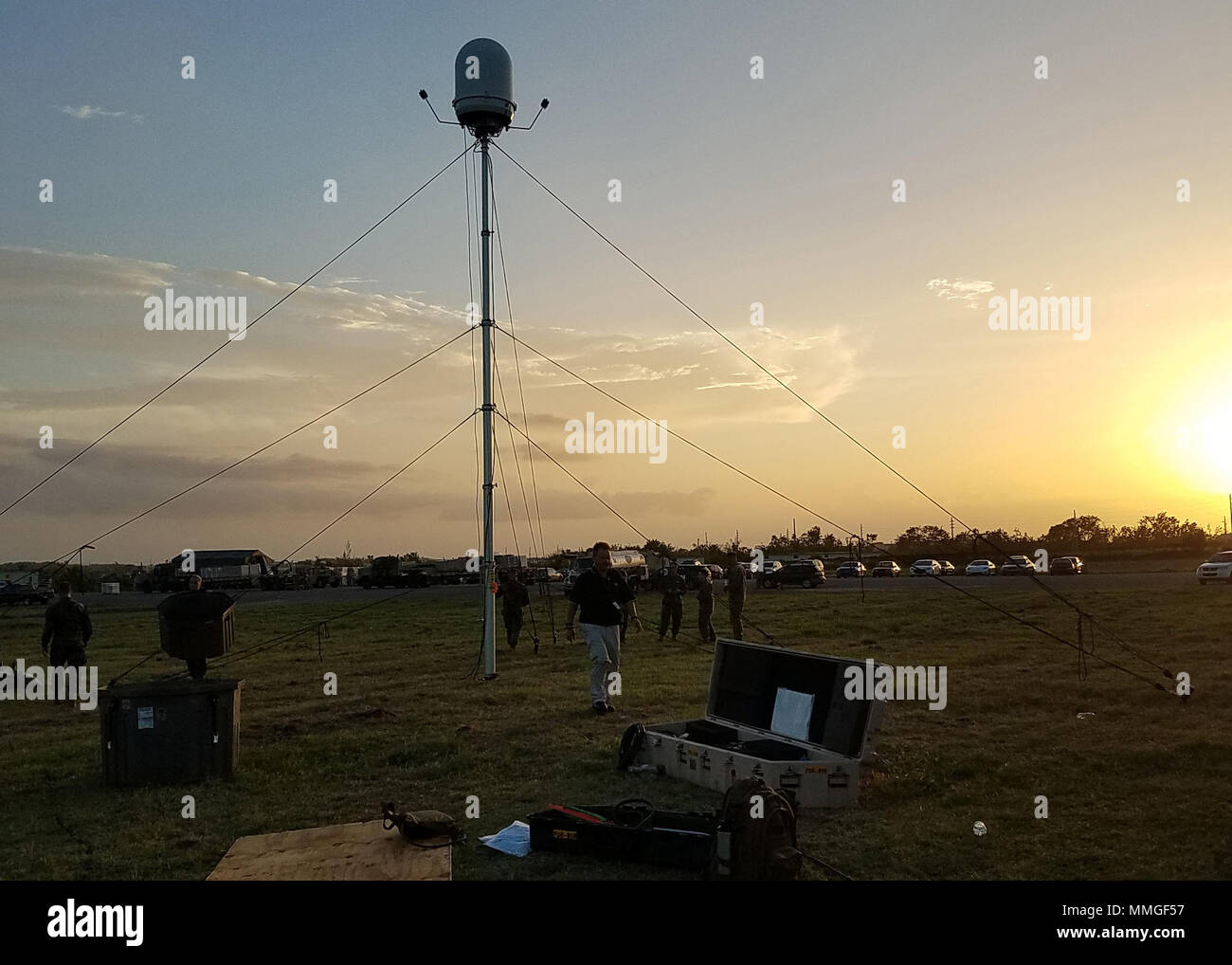 171024-N-TN557-006 AGUADILLA, Puerto Rico (ott. 24, 2017) - La meteorologia impianto Mobile (sostituzione) di prossima generazione (METMF(R) NEXGEN) il radar meteo sta completamente assemblati al tramonto. La combinazione tra i civili e i militari dal team del programma Executive Office Comando, Controllo, Comunicazioni, Computer e intelligenza (PEO C4I) e lo spazio e la guerra navale Systems Center (CSD) pacifico distribuito a Puerto Rico da ott. 19-30 a sostegno del meteo gli sforzi di monitoraggio in tutto il paese dopo le devastazioni del ciclone Maria. (U.S. Navy photo by Vince Barton e curato da Alba puzzava Foto Stock