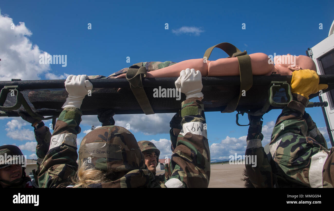 Stati Uniti Air Force avieri con il trentacinquesimo Medical Group paranco un manichino in una ambulanza durante l'esercizio Beverly Sunrise 17-07 a Misawa combatté Air Base, Giappone, Sett. 21, 2017. BS 17-07 ha montrato 35th MDG aviatori di capacità mentre l'esecuzione di mansioni principali in abbigliamento protettivo e continuando a fornire assistenza al paziente in un ambiente impugnata ed elevata missione orientata di protezione livello di postura. (Air Force foto di Airman Xiomara M. Martinez) Foto Stock