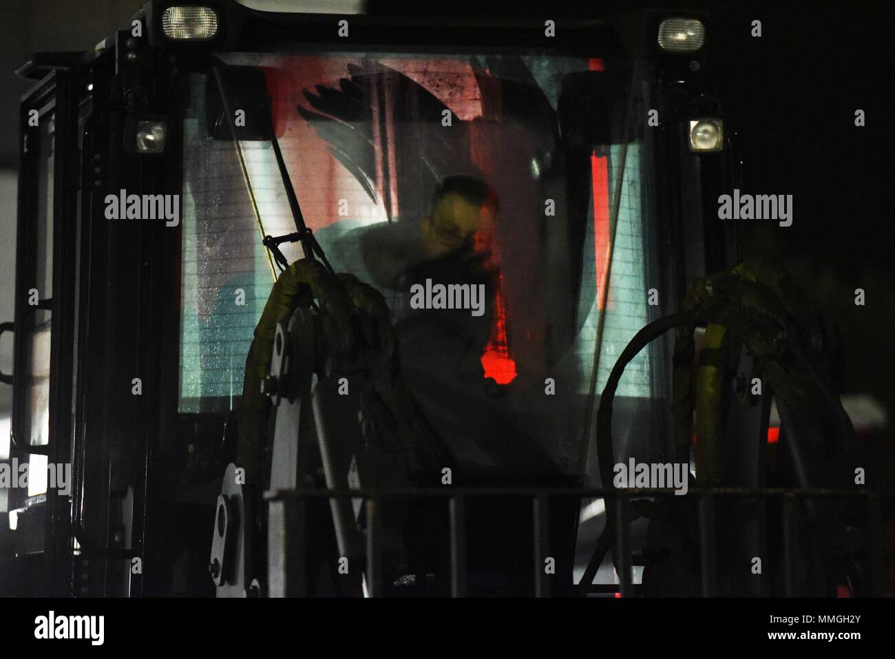 Airman Garrett Williams, 86disponibilità logistica squadrone di trasporto aereo di apprendista, salviettine la rugiada fuori il suo parabrezza nelle prime ore di caricamento dei pallet su velivoli a Ramstein Air Base, Germania, Ott. 04, 2017. La 86LRS supporta le operazioni di carico e scarico e di personale proveniente in e fuori di Ramstein Air Base. (U.S. Air Force photo by Staff Sgt. Joshua R. M. Dewberry) Foto Stock