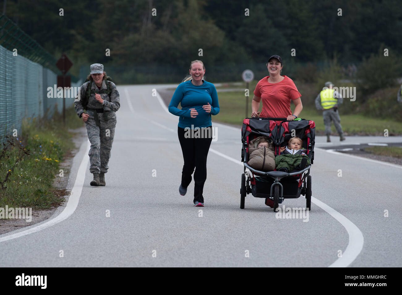 Membri del Kaiserslautern Comunità Militare eseguito per la preparazione nazionale mese 5k eseguite su Ramstein Air Base, Germania, Sett. 29, 2017. Quest anno il tema era "catastrofi non pianificare in anticipo. È possibile." (U.S. Air Force foto di Airman 1. Classe Devin M. Rumbaugh) Foto Stock