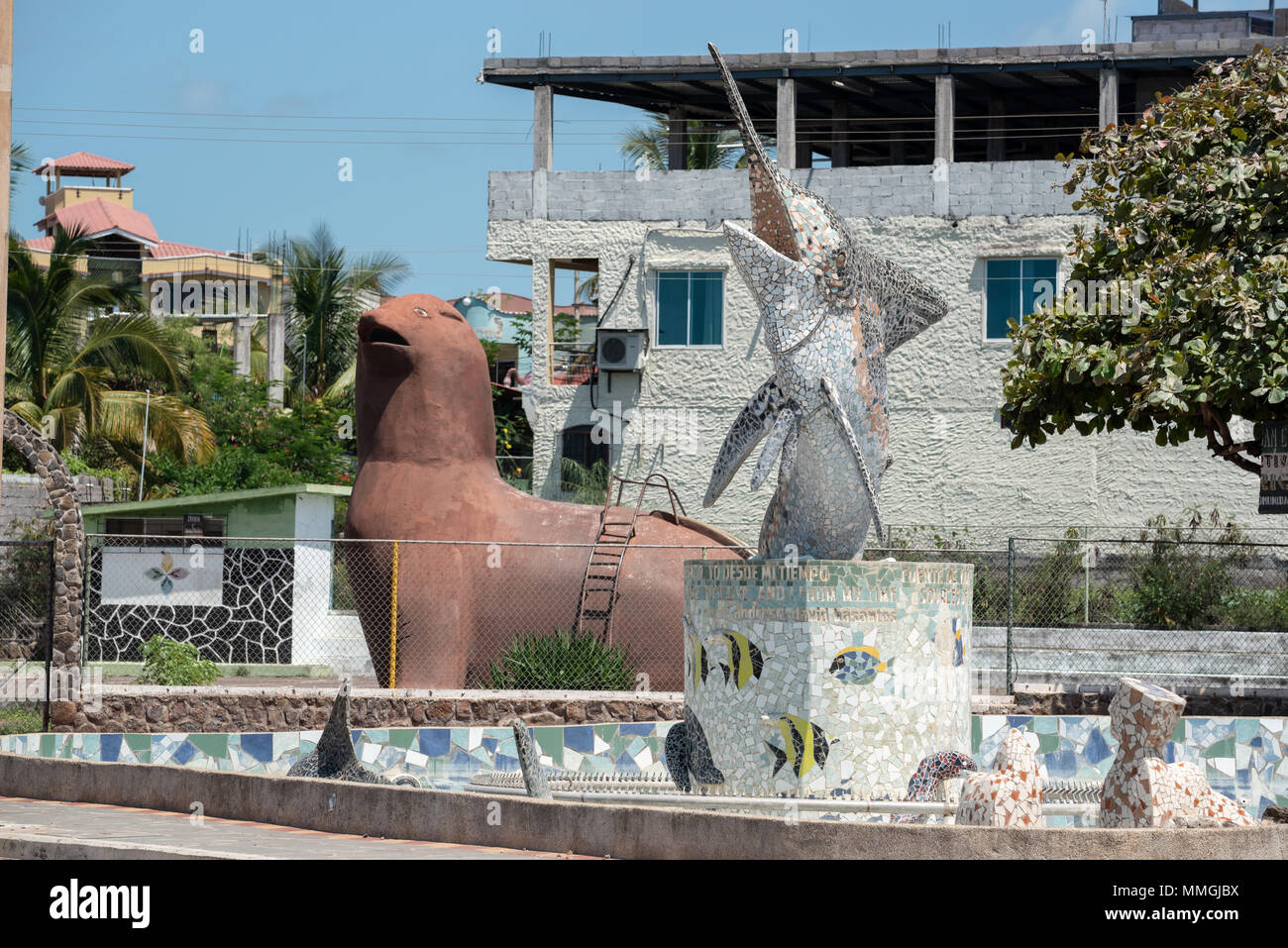 Fontana scultura con animali marini, Puerto Baquerizo Moreno, San Cristobal Island, Isole Galapagos, Ecuador. Foto Stock