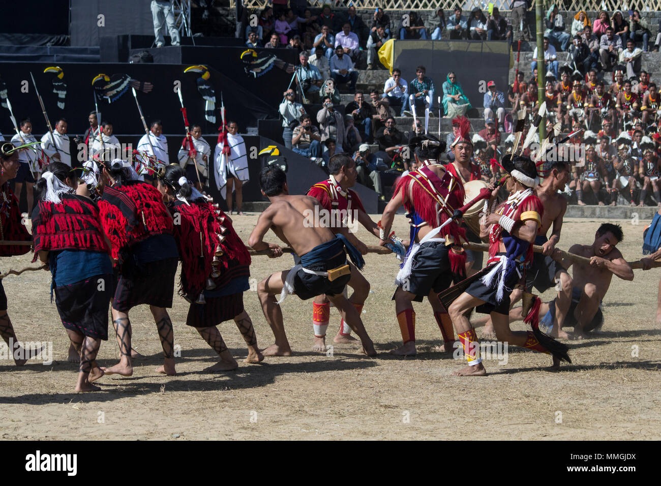 Kisama Heritage Village, India. Nagas dimostrare i giochi tradizionali durante la pausa pranzo del Hornbill festival Foto Stock