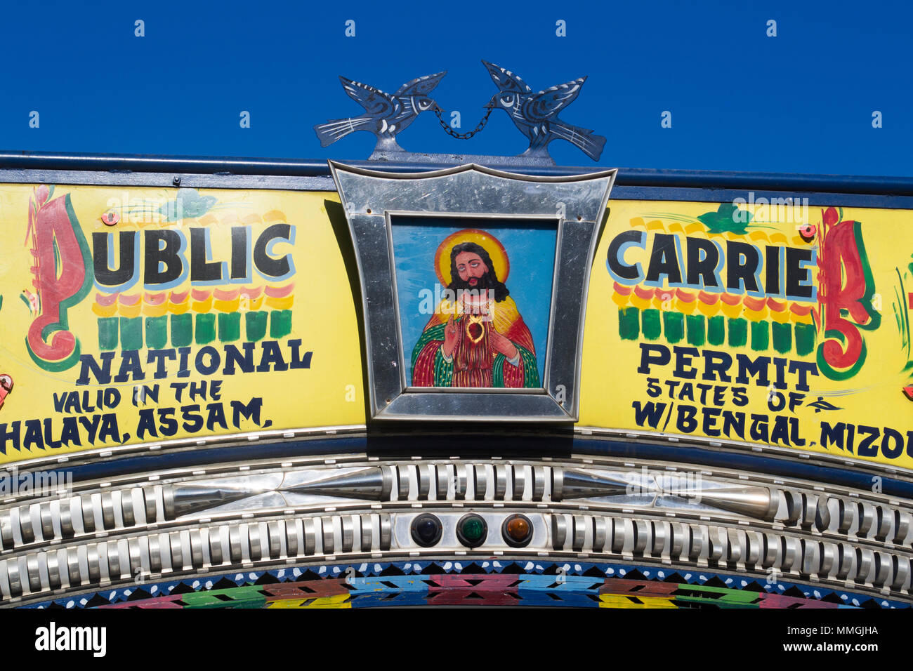 Il Meghalaya, India. Carrello con permesso nazionale parcheggiata fuori Tura Foto Stock