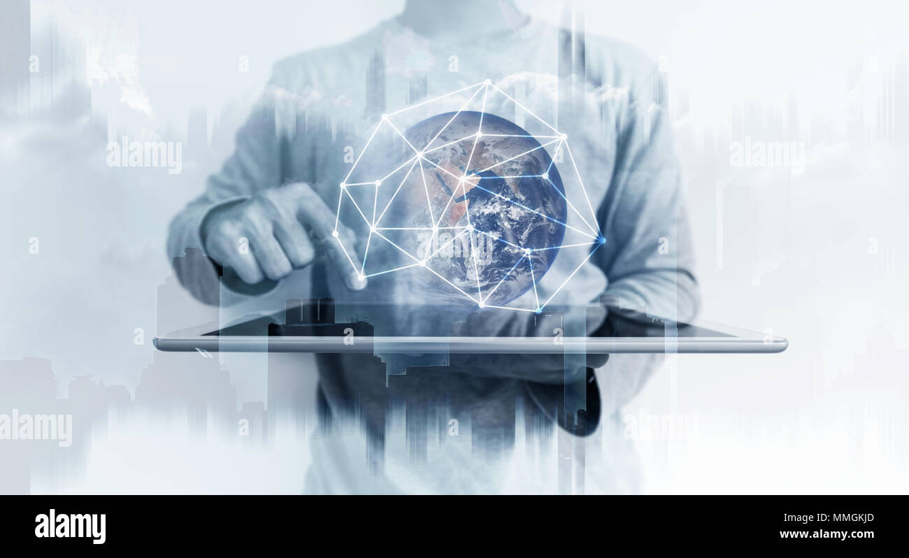 Un uomo con tavoletta digitale e una rete globale di connessione tecnologia ologramma. Elemento di questa immagine sono arredate dalla NASA Foto Stock