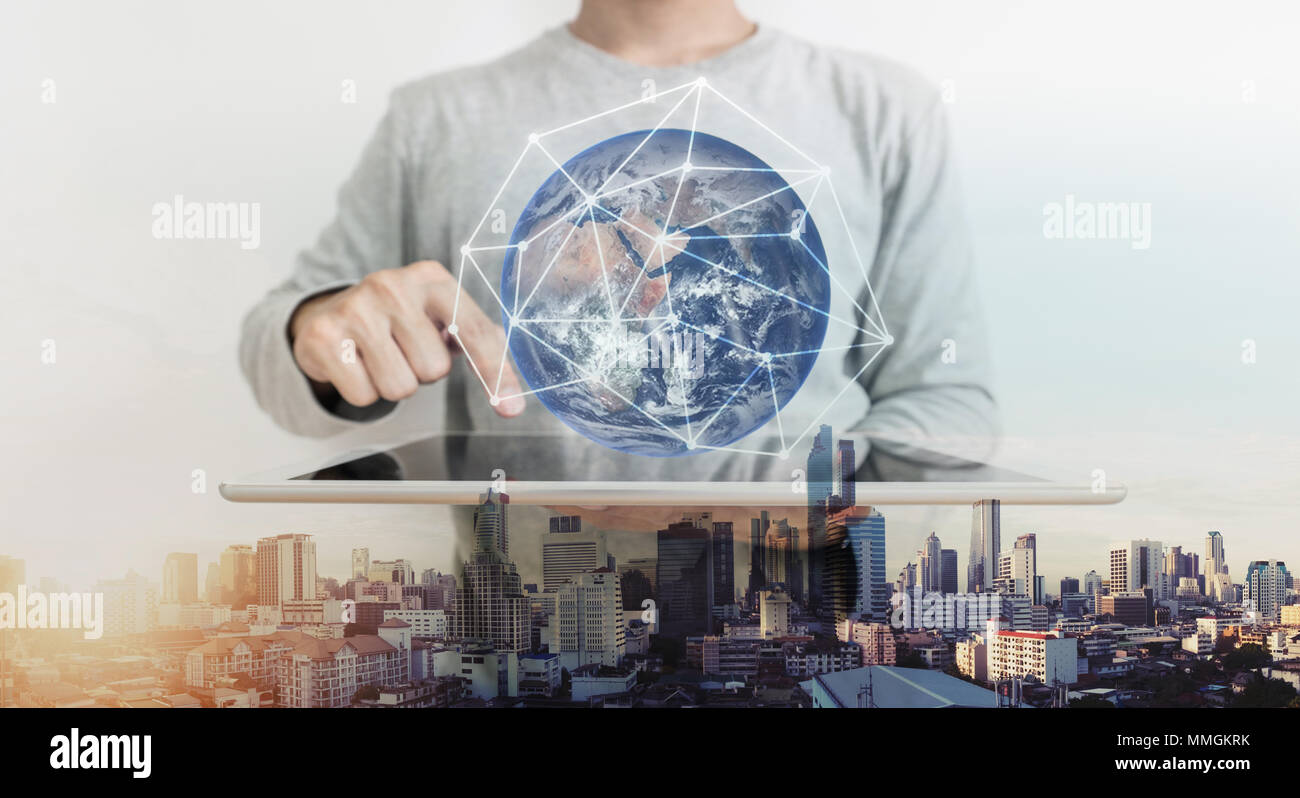 La doppia esposizione, un uomo che lavora sulla tavoletta digitale e una rete globale di connessione tecnologia ologramma. Elemento di questa immagine sono arredate dalla NASA Foto Stock