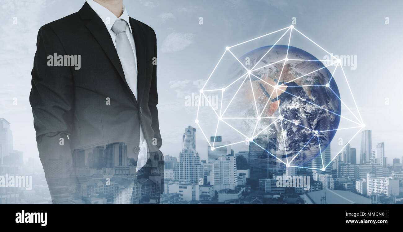 Rete globale e internazionale global business. La doppia esposizione dell'imprenditore e sullo sfondo della città con la rete globale di connessione tecnologia ologramma. Foto Stock