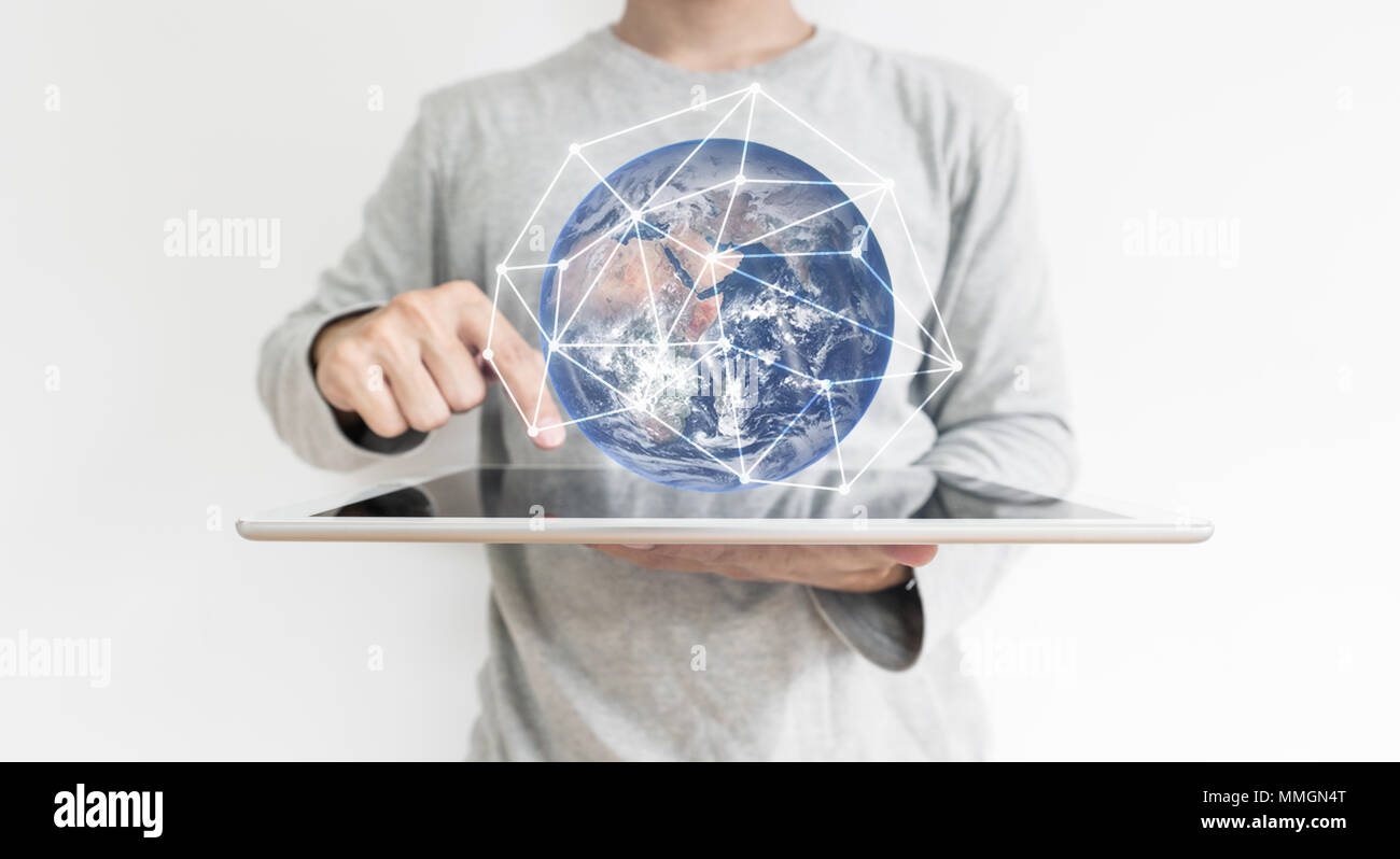 Un uomo con tavoletta digitale e una rete globale di connessione tecnologia ologramma. Elemento di questa immagine sono arredate dalla NASA Foto Stock