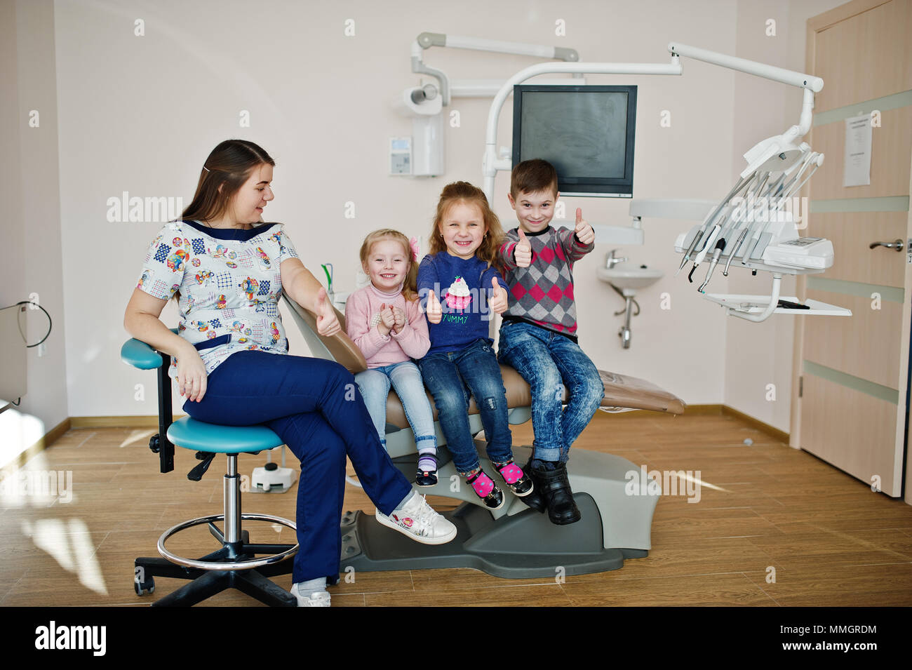 I bambini alla poltrona del dentista. Bambini dentale. Foto Stock
