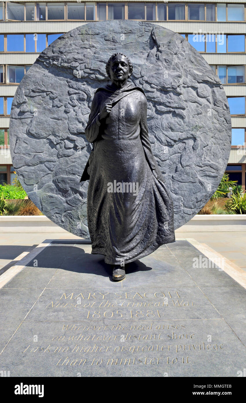 Londra, Inghilterra, Regno Unito. Memoriale di Mary Seacole (Giamaicano-nato infermiere: 1805-1881) nel parco di San Tommaso' ospedale. Da Martin Jennings, 2016. Foto Stock