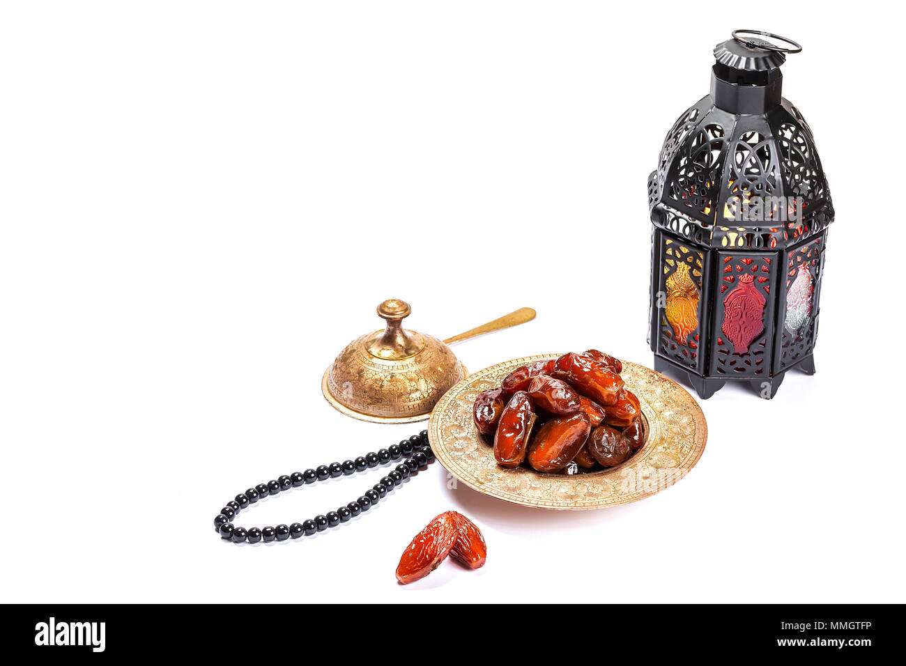 La festa islamica del mese sacro del Ramadan Kareem. Bellissimo sfondo con un brillante lanterna Fanus e datteri secchi su bianco. Spazio libero per le vostre Foto Stock
