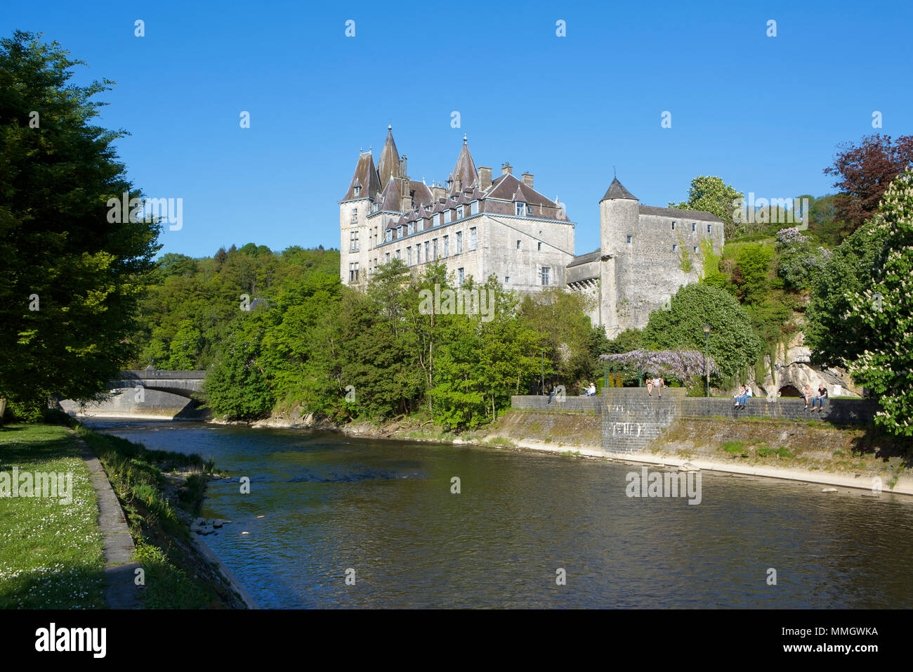 Il castello del conte di Ursel lungo il fiume Ourthe in Durbuy (provincia di Lussemburgo), Belgum Foto Stock