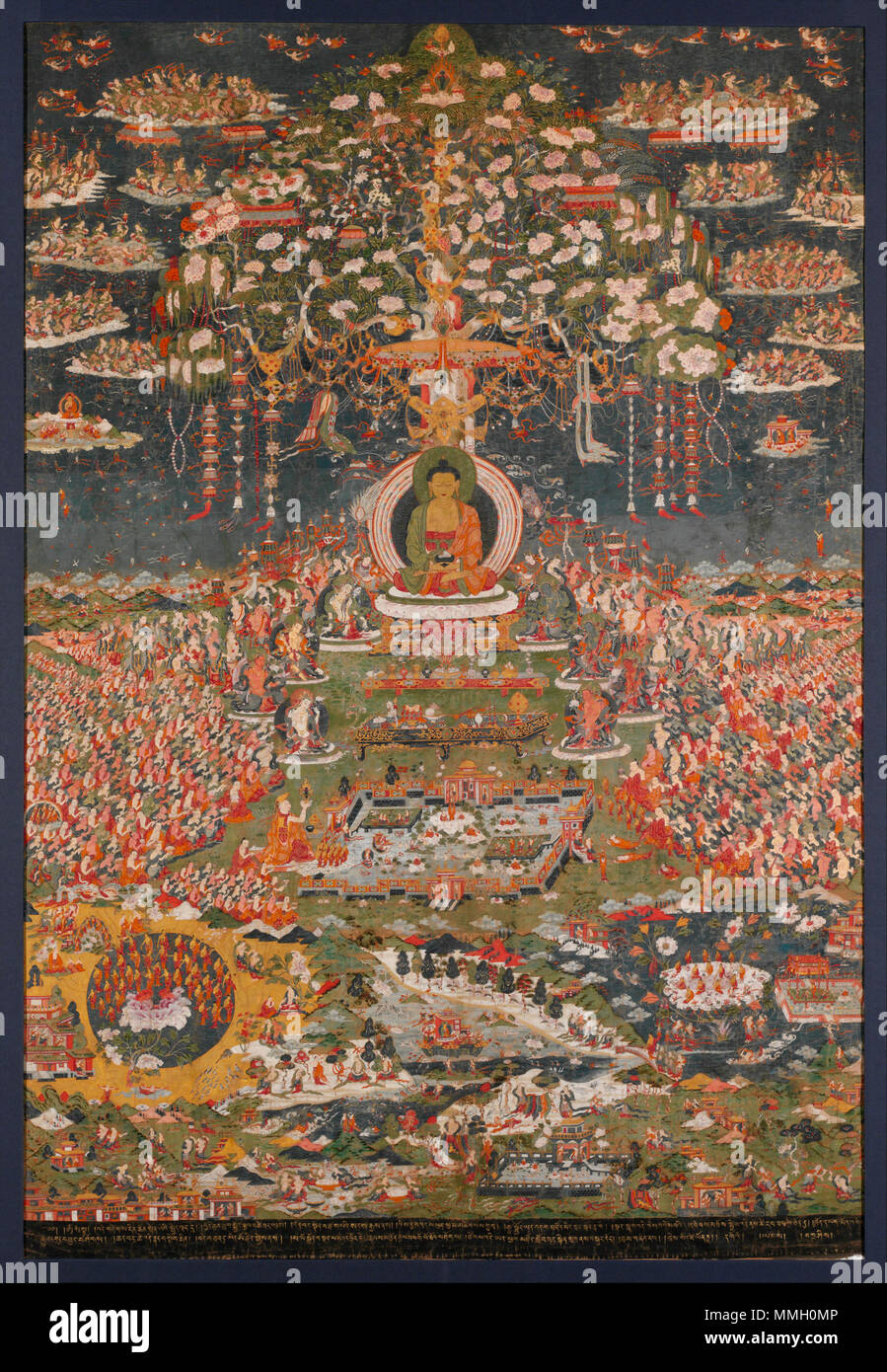 . Inglese: Amitāyus Buddha nel suo Paradiso. Il Tibet. Il cimurro con oro su tela, 56 1/4 x 39 1/2 in. (142.9 x 100,3 cm). Amitayus, il Buddha della vita eterna, è noto anche come Amitabha, uno dei cinque Buddha cosmica del buddhismo esoterico. Egli è mostrato nel suo paradiso, Sukhavati, il Western Pura Terra, in trono sotto un albero di fioritura addobba con filamenti di gioielli e simboli di buon auspicio. Su entrambi i lati il cielo è riempito con schiere di estasiato semidei che recano offerte e fiori a dispersione. Seduto qui di seguito sono riportate le otto grandi bodhisattvas, e tra di essi sono due grandi, tavolini coperti Foto Stock
